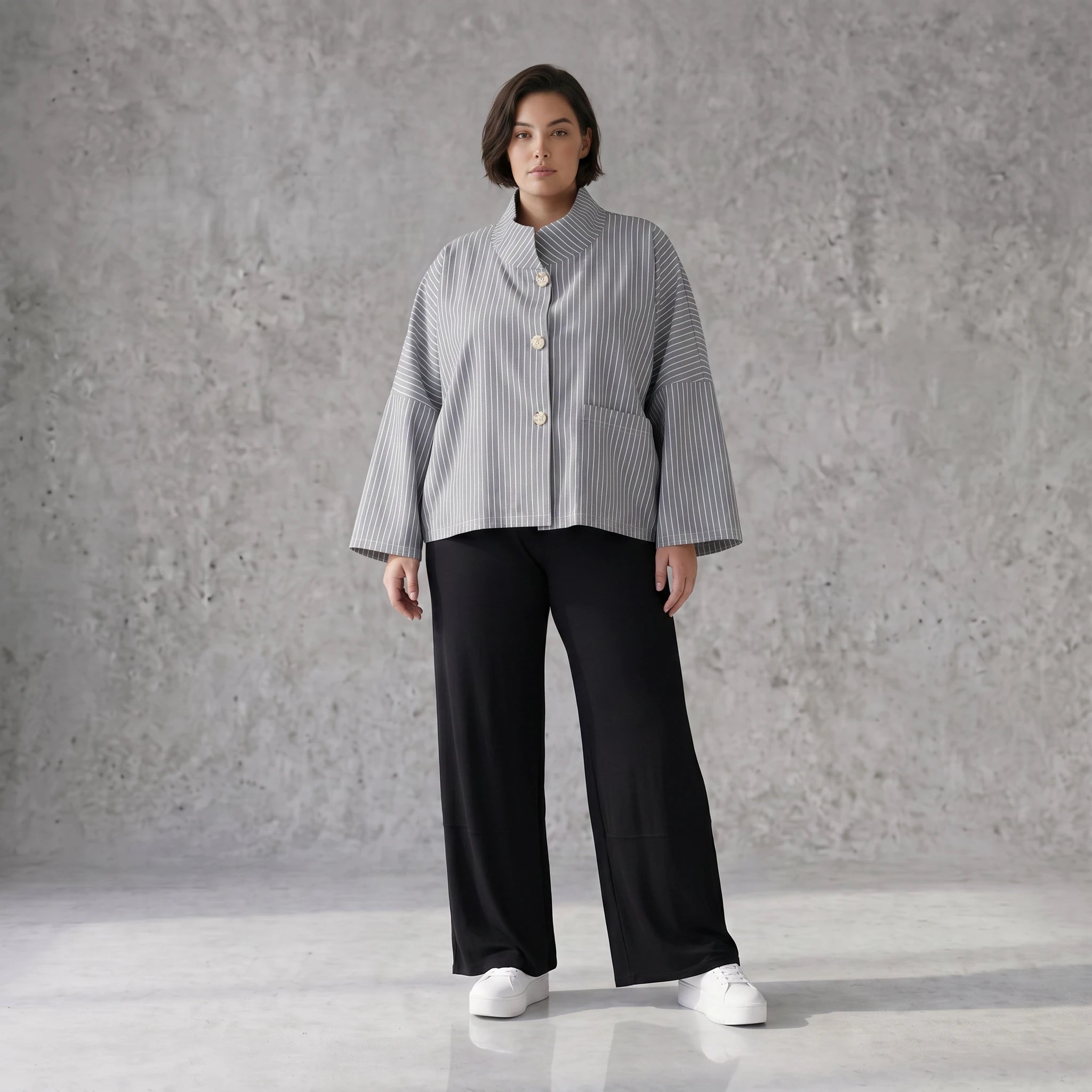 Bengaline Jacke in Grau Weiß mit kastigem Schnitt Stehkragen und 3/4-Arm für jede Saison