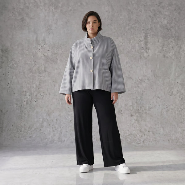 Bengaline Jacke in Grau Weiß mit kastigem Schnitt Stehkragen und 3/4-Arm für jede Saison