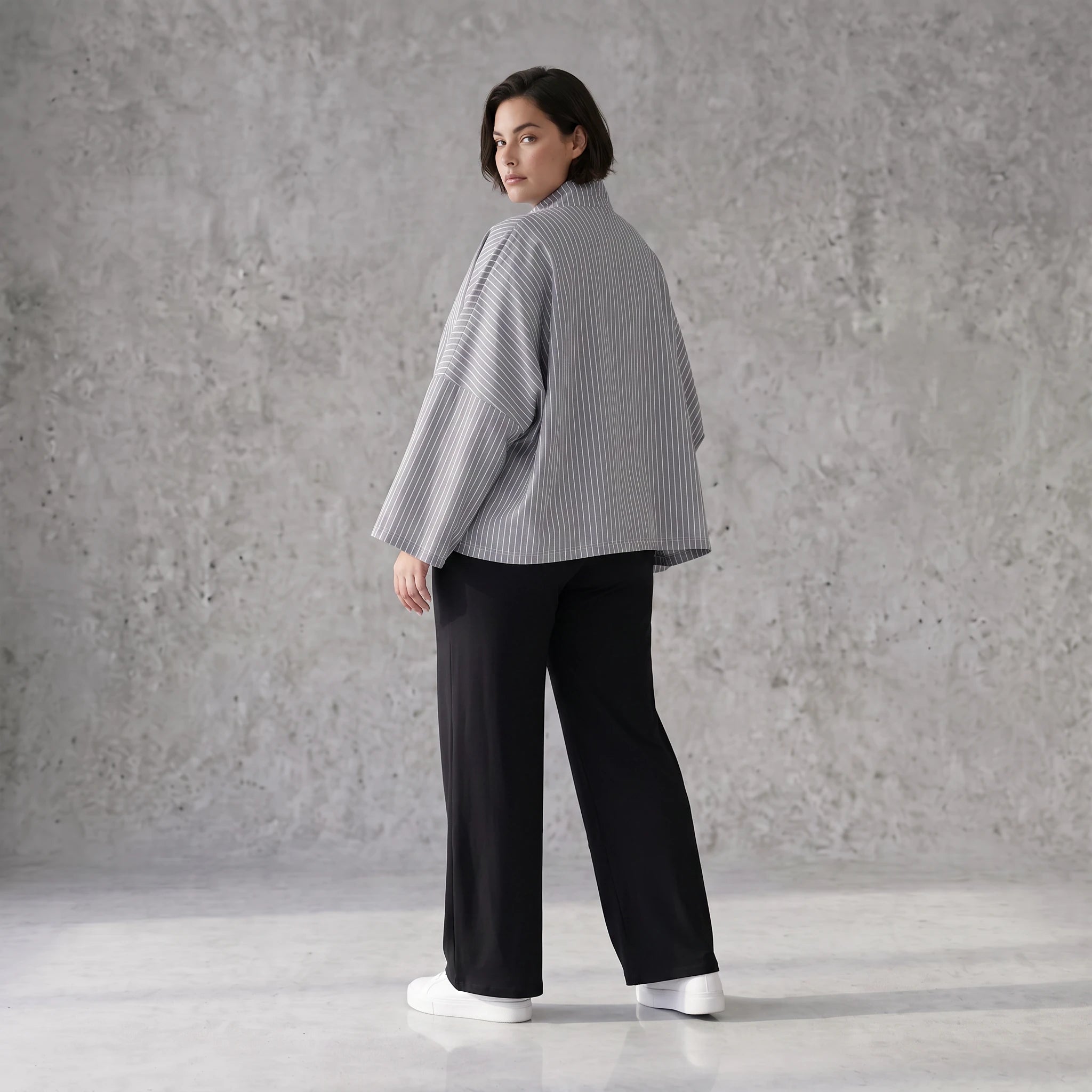 Bengaline Jacke in Grau Weiß mit kastigem Schnitt Stehkragen und 3/4-Arm für jede Saison