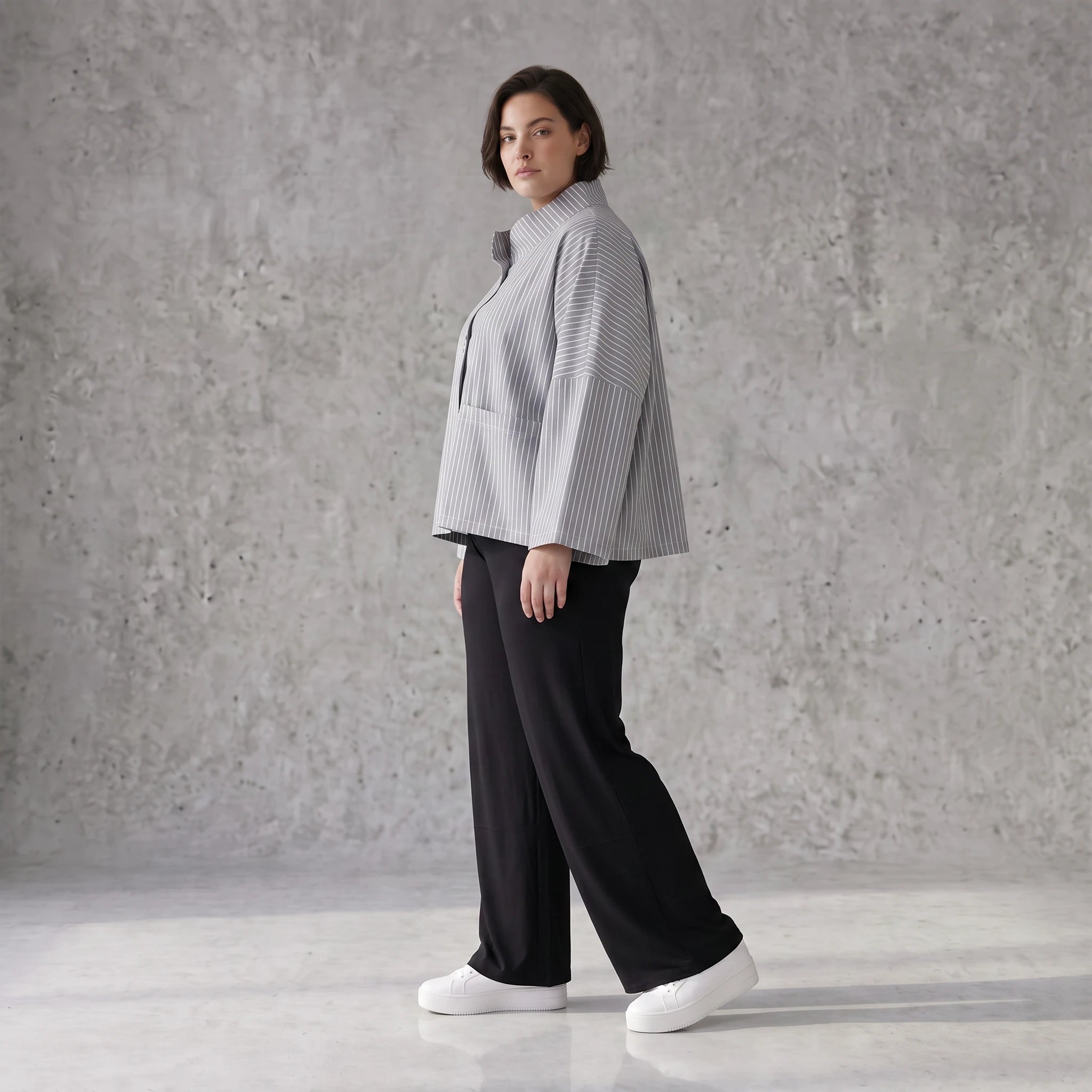 Bengaline Jacke in Grau Weiß mit kastigem Schnitt Stehkragen und 3/4-Arm für jede Saison