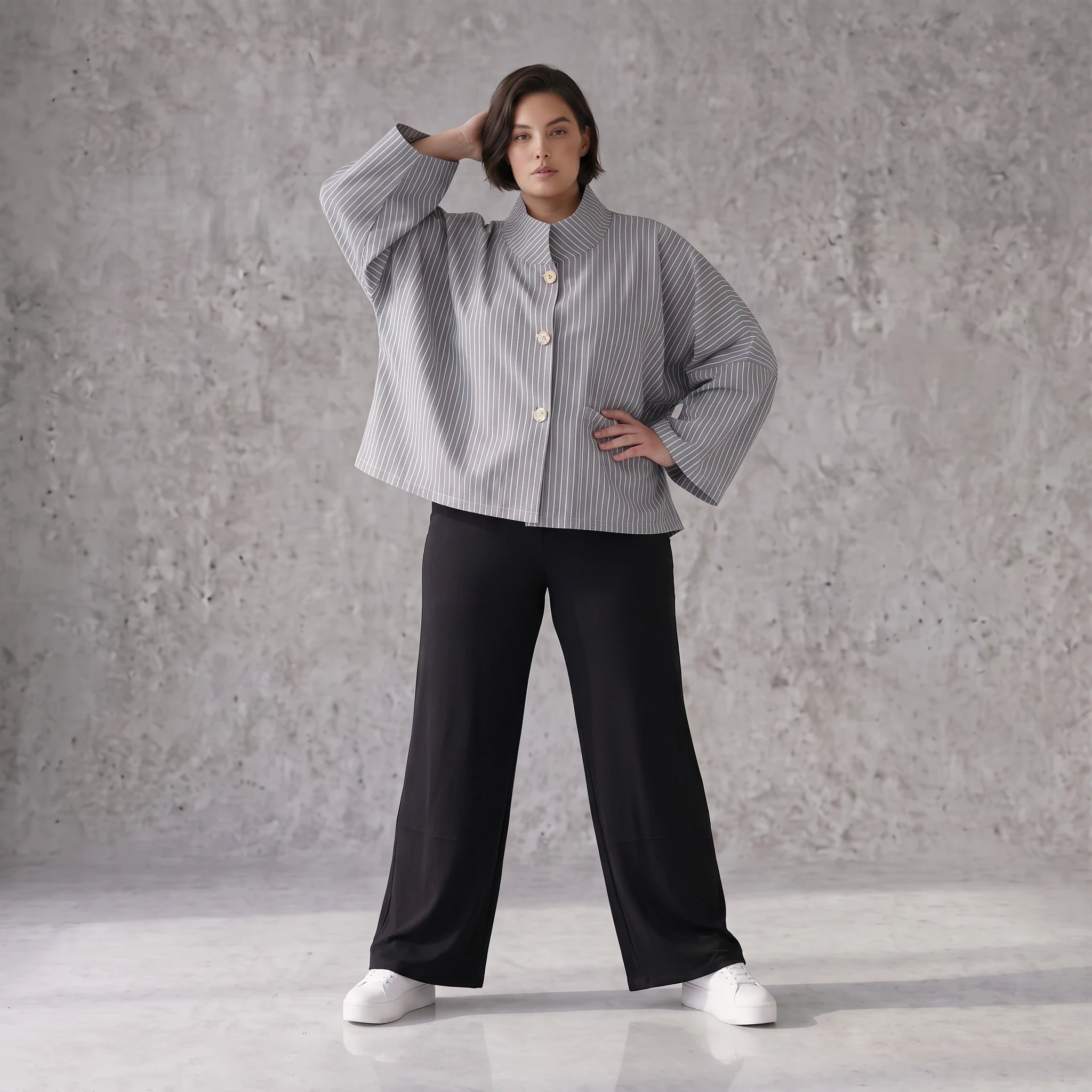 Bengaline Jacke in Grau Weiß mit kastigem Schnitt Stehkragen und 3/4-Arm für jede Saison