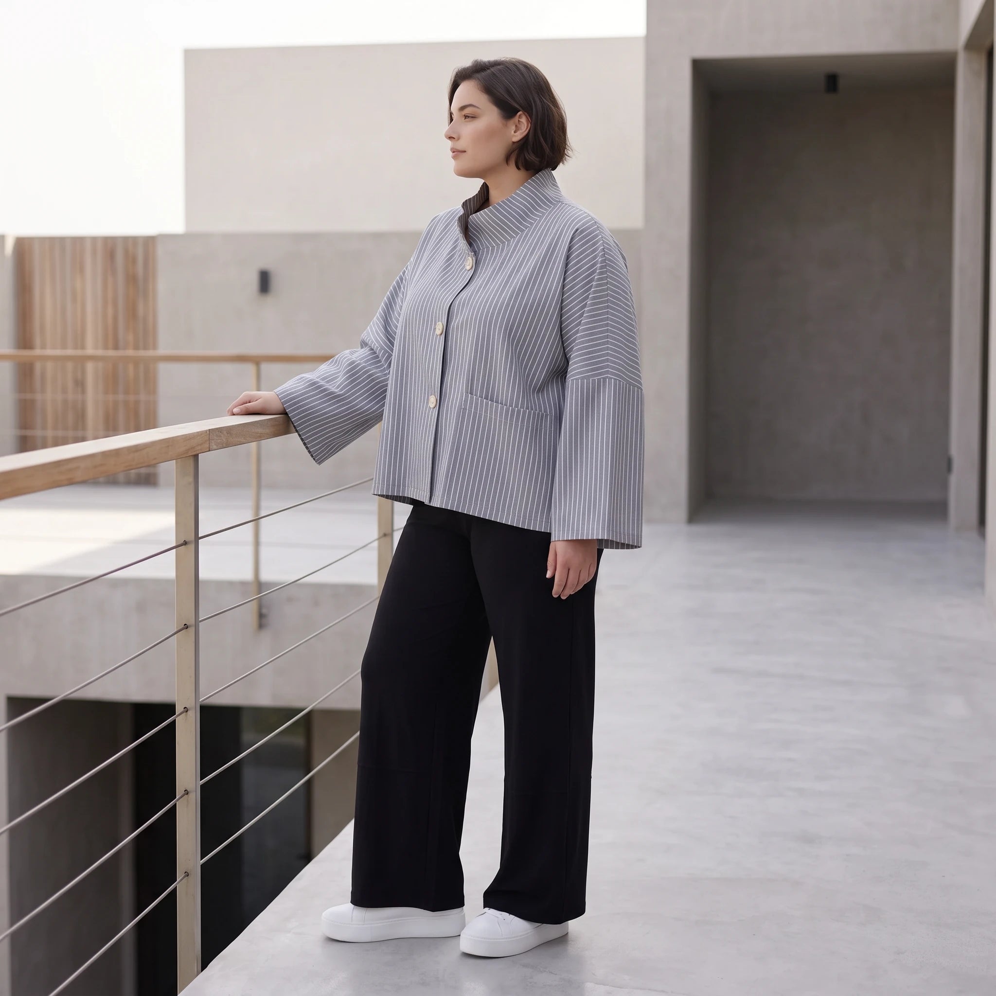 Bengaline Jacke in Grau Weiß mit kastigem Schnitt Stehkragen und 3/4-Arm für jede Saison