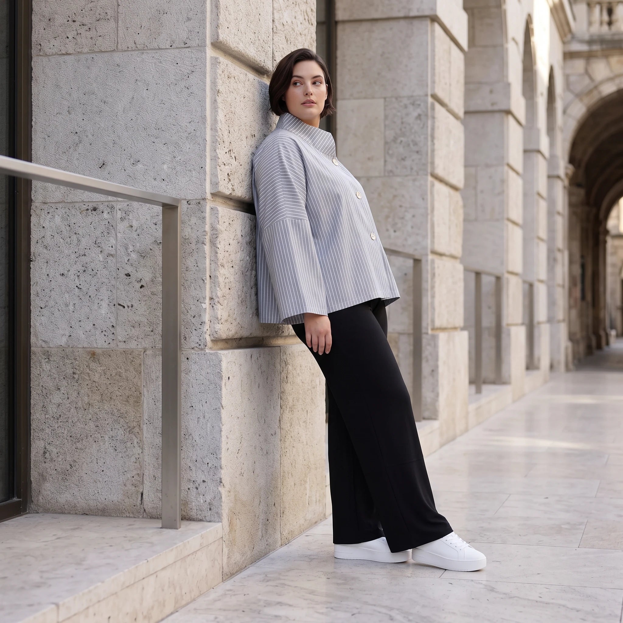 Bengaline Jacke in Grau Weiß mit kastigem Schnitt Stehkragen und 3/4-Arm für jede Saison
