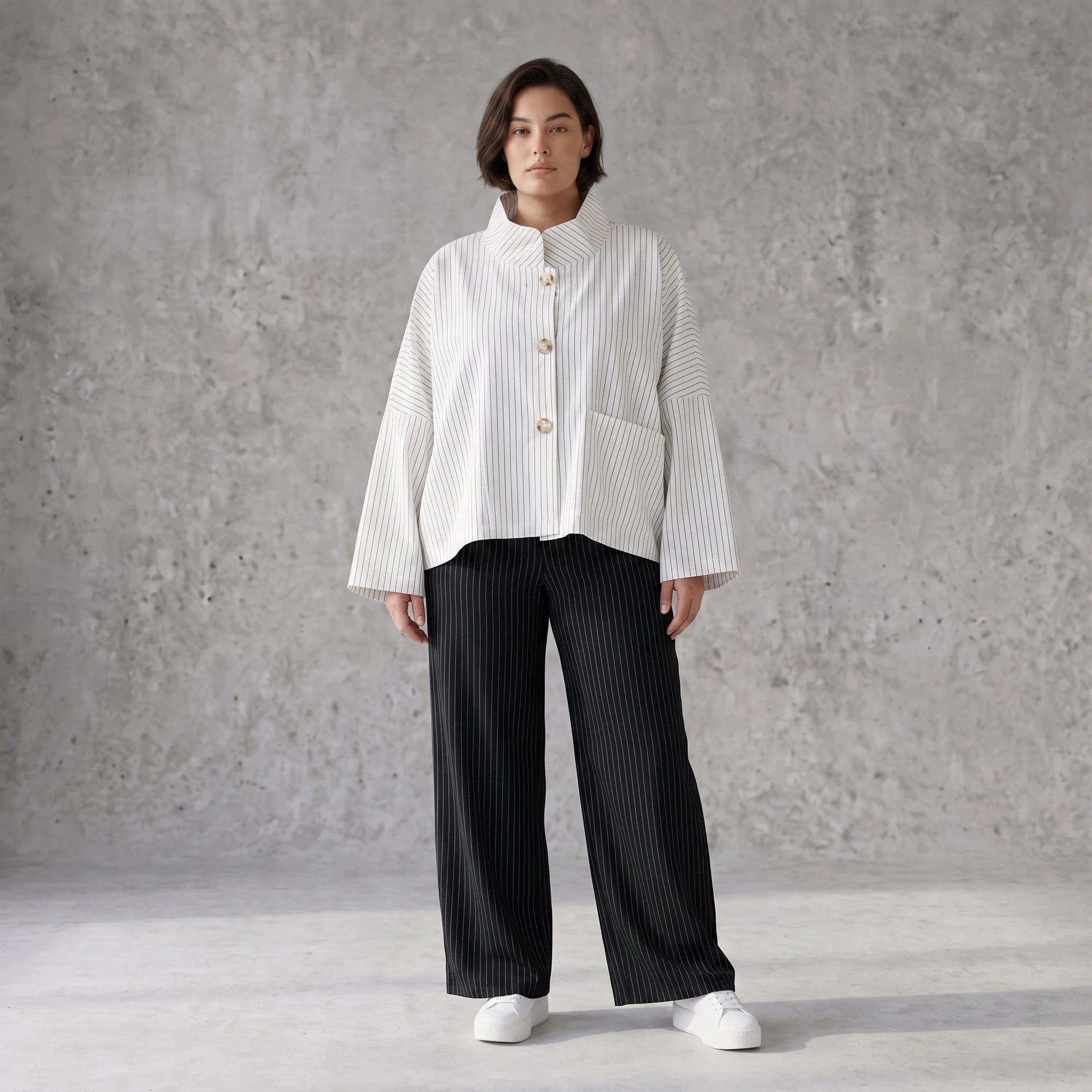 Kastige Bengaline Jacke in Weiß Schwarz mit 3/4-Arm Stehkragen und praktischen Taschen
