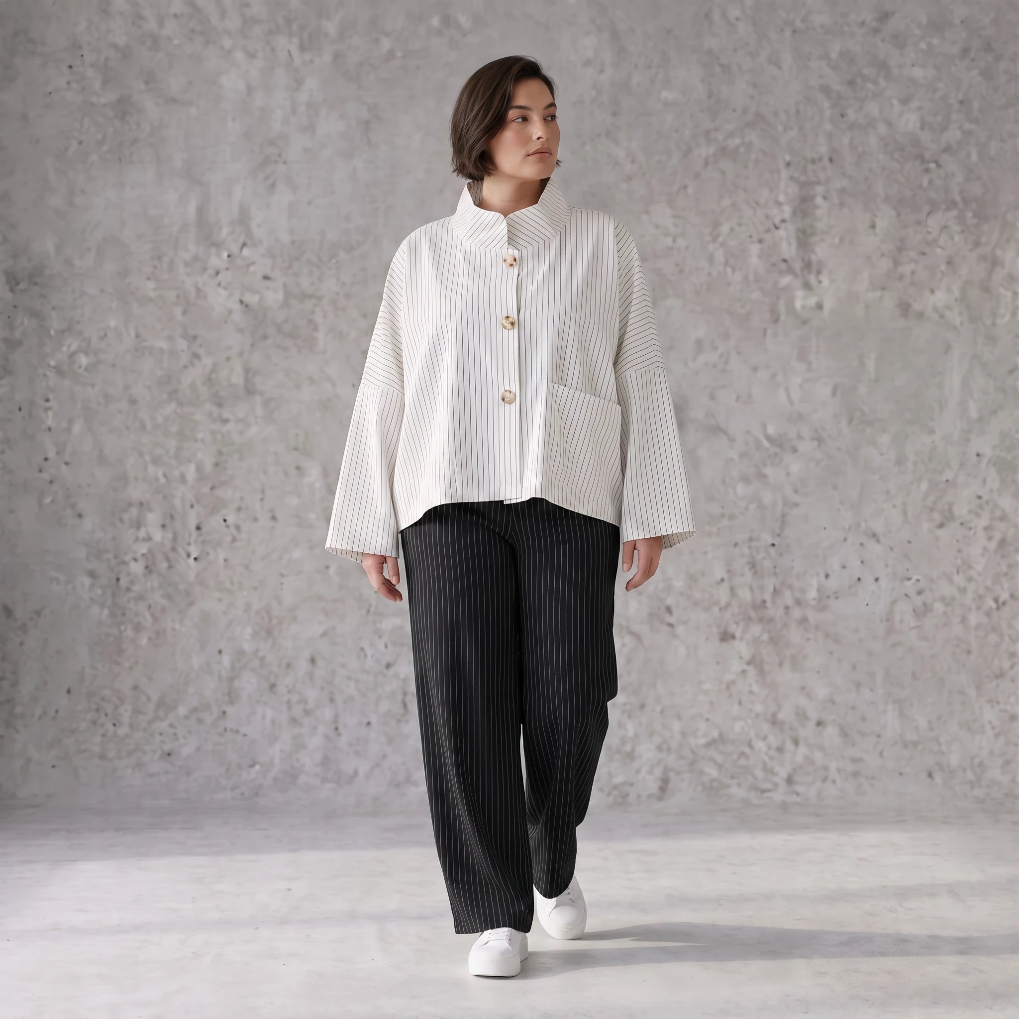 Kastige Bengaline Jacke in Weiß Schwarz mit 3/4-Arm Stehkragen und praktischen Taschen