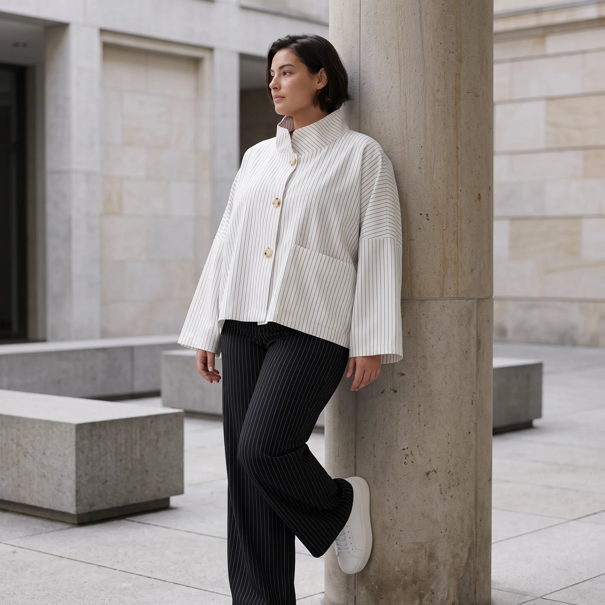 Kastige Bengaline Jacke in Weiß Schwarz mit 3/4-Arm Stehkragen und praktischen Taschen