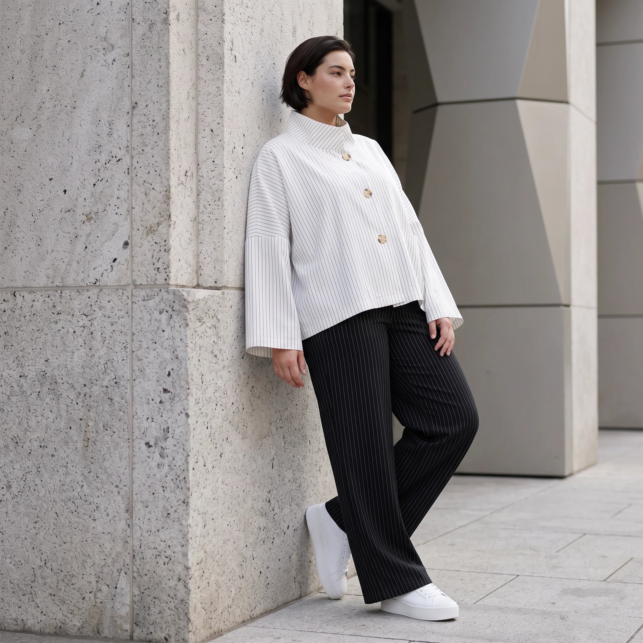 Kastige Bengaline Jacke in Weiß Schwarz mit 3/4-Arm Stehkragen und praktischen Taschen