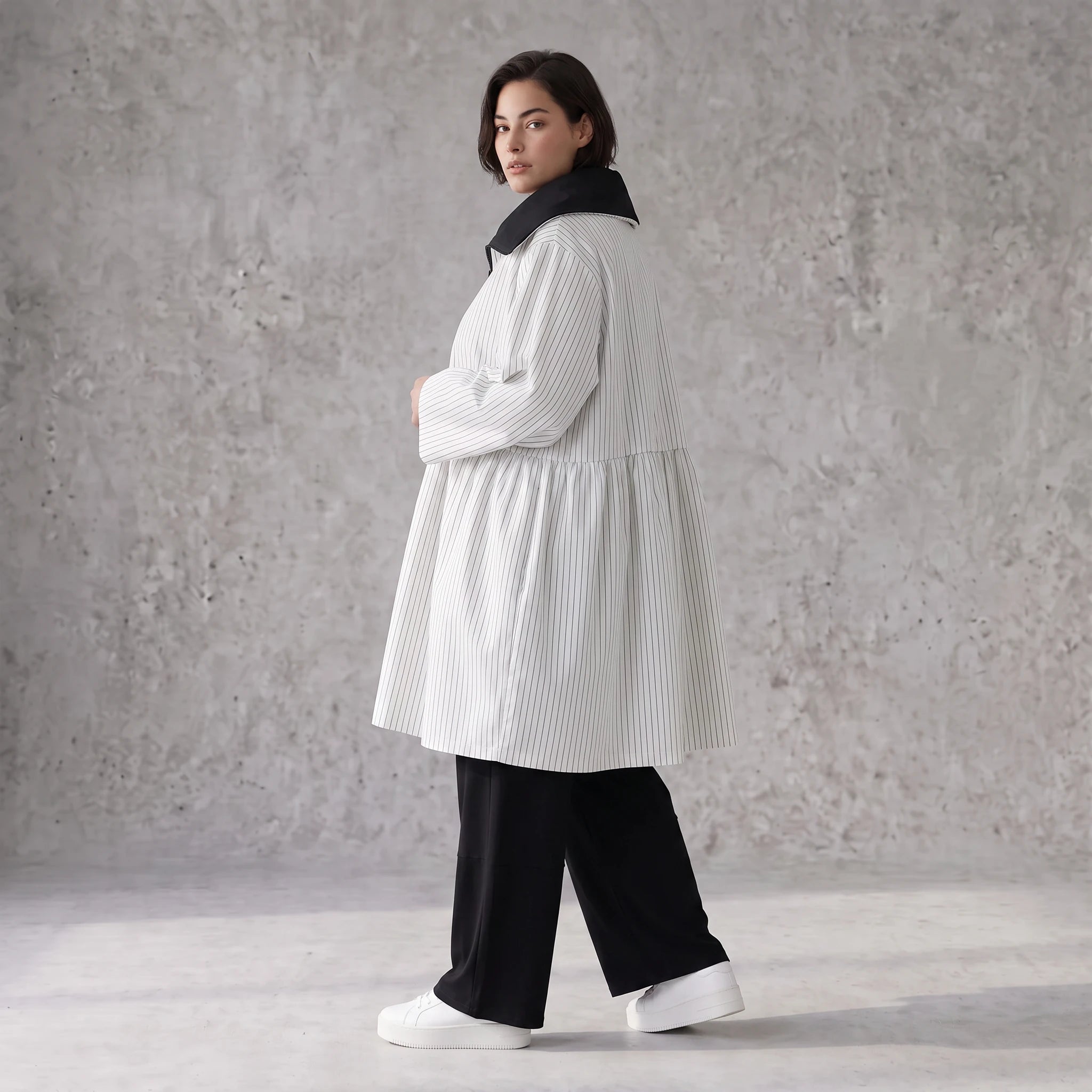 Elegante Ballonjacke aus fließendem Bengaline Stretch mit Hemdkragen in Schwarz und Weiß