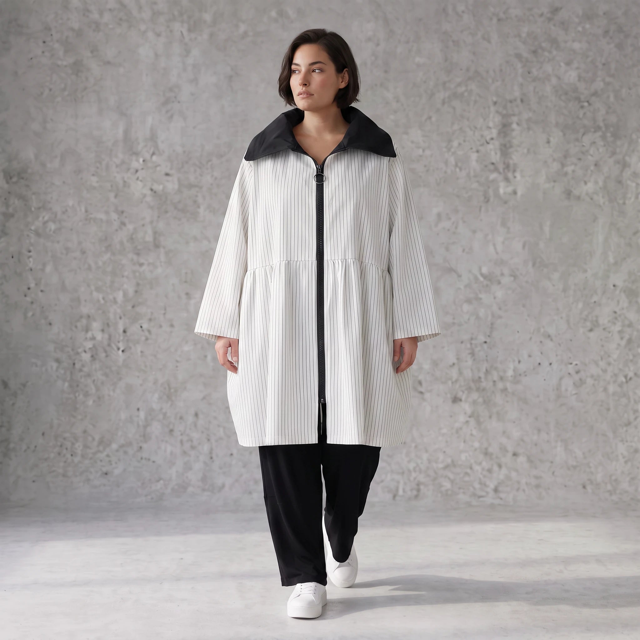 Elegante Ballonjacke aus fließendem Bengaline Stretch mit Hemdkragen in Schwarz und Weiß