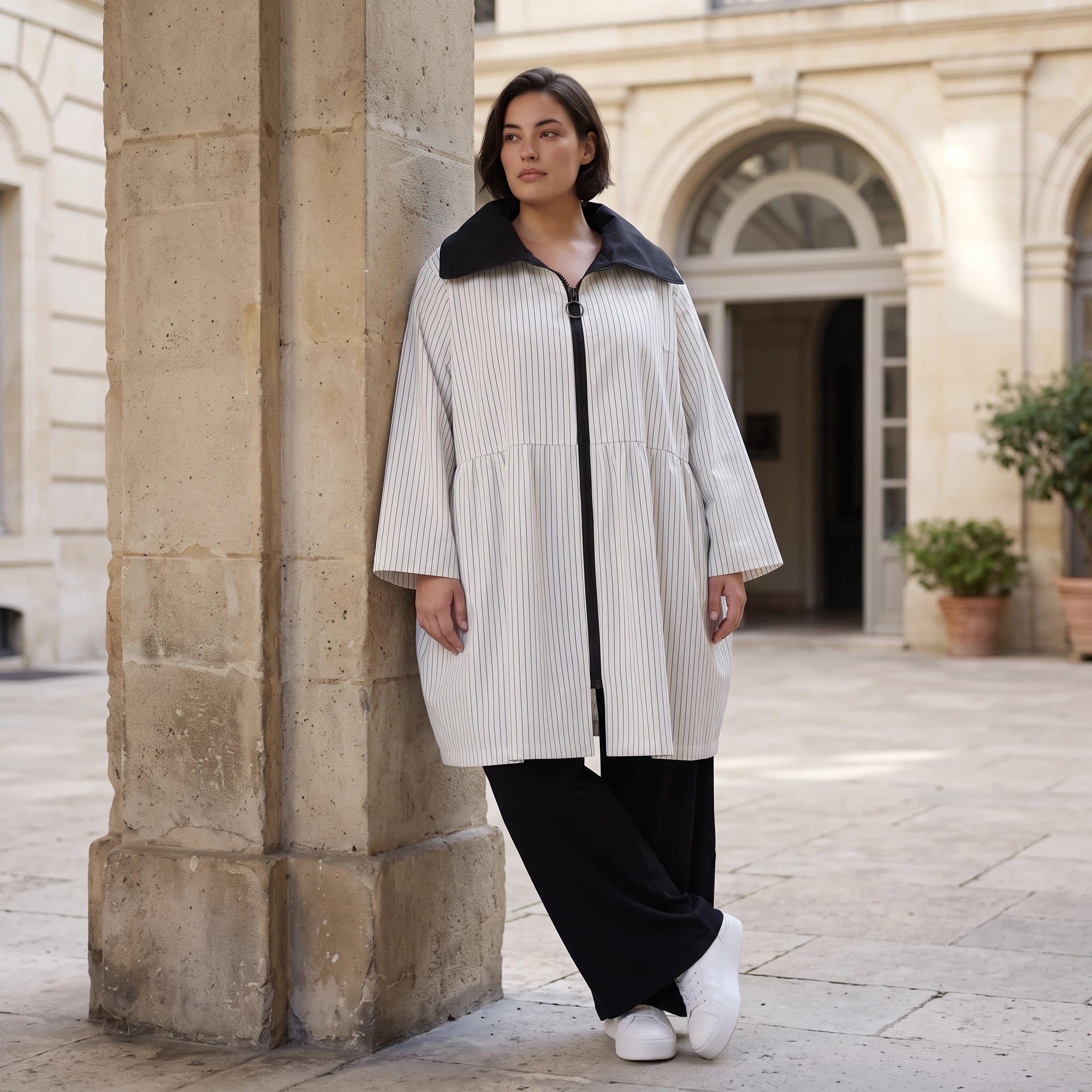 Elegante Ballonjacke aus fließendem Bengaline Stretch mit Hemdkragen in Schwarz und Weiß