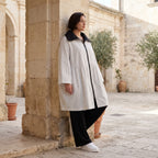 Elegante Ballonjacke aus fließendem Bengaline Stretch mit Hemdkragen in Schwarz und Weiß