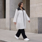 Elegante Ballonjacke aus fließendem Bengaline Stretch mit Hemdkragen in Schwarz und Weiß