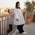 Elegante Ballonjacke aus fließendem Bengaline Stretch mit Hemdkragen in Schwarz und Weiß