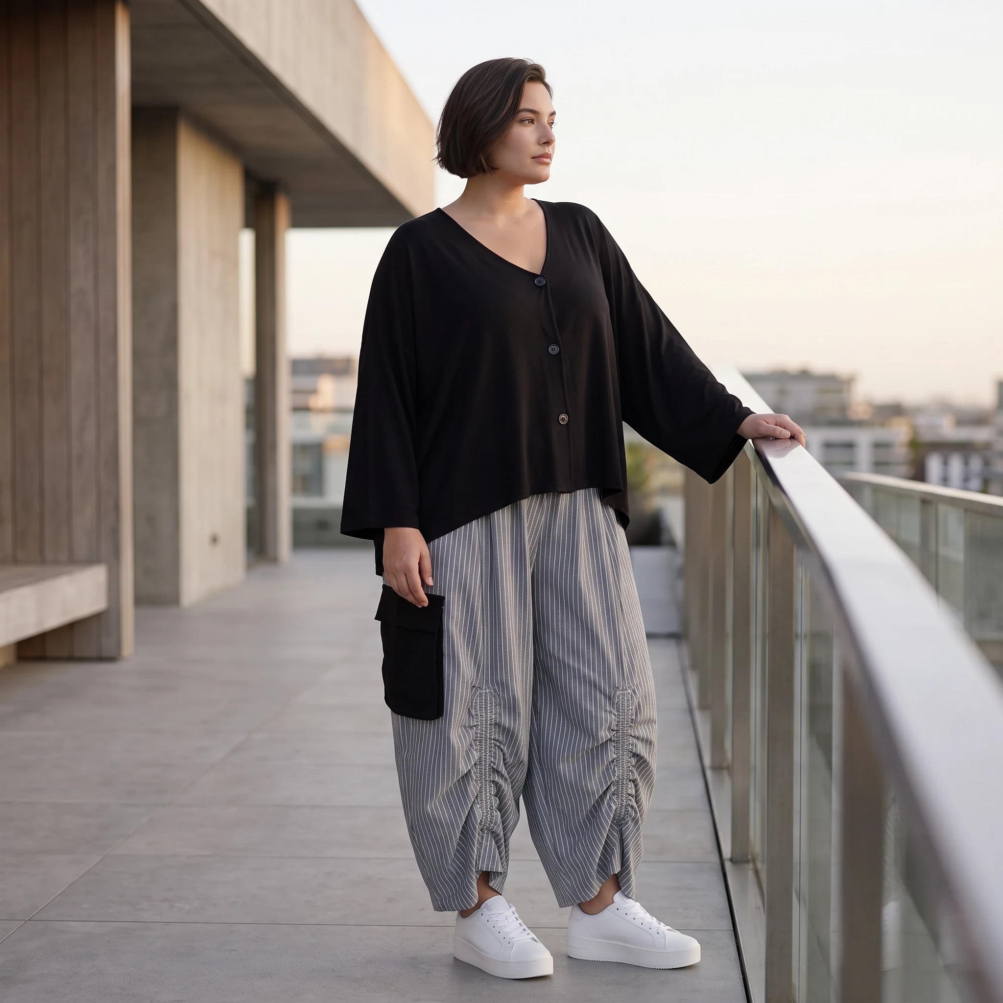 Fließende Ballonhose aus Bengaline in Grau und Weiß mit elastischem Bund und Seitentaschen