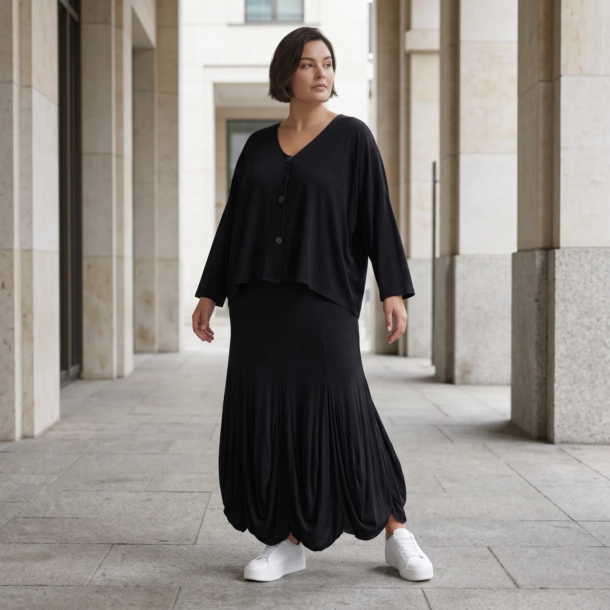Femininer Ballonrock aus Stretch Jersey in Schwarz mit dehnbarem Bund und viel Volumen