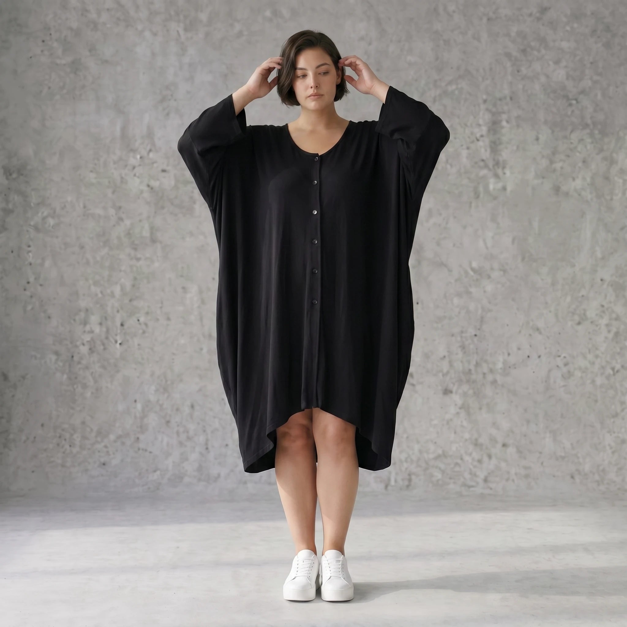 Fließende Ballonjacke aus schwarzem Stretchjersey mit Knopfverschluss und Seitentaschen