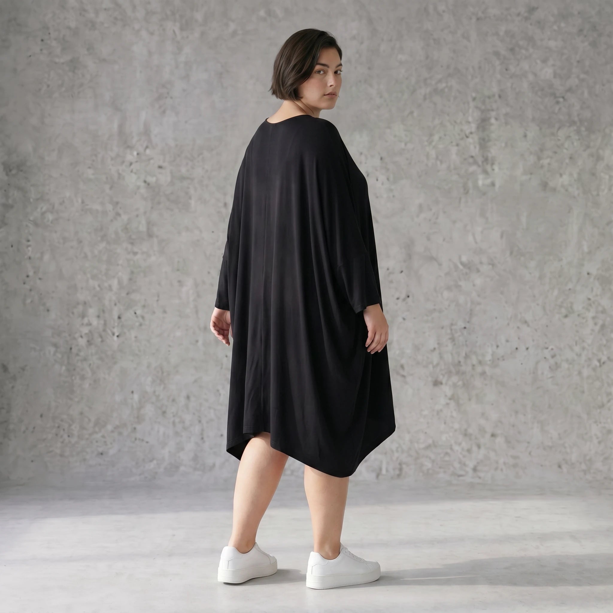 Fließende Ballonjacke aus schwarzem Stretchjersey mit Knopfverschluss und Seitentaschen