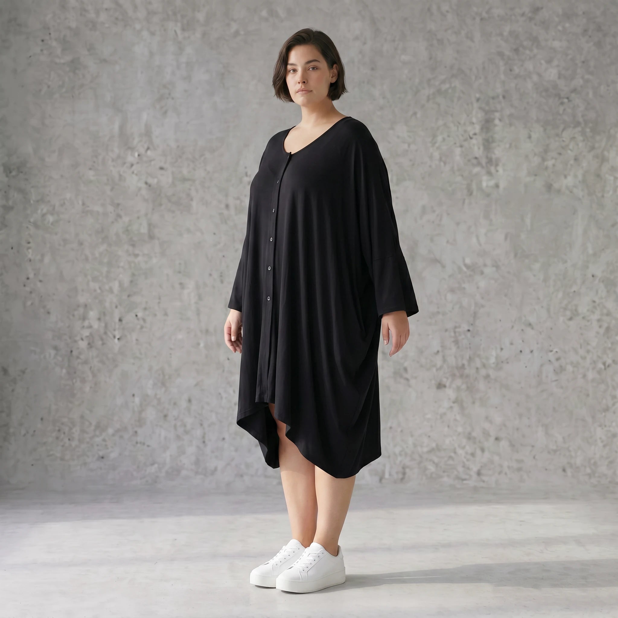 Fließende Ballonjacke aus schwarzem Stretchjersey mit Knopfverschluss und Seitentaschen