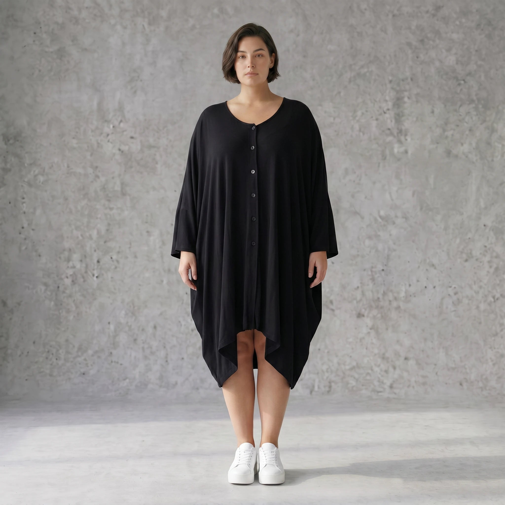 Fließende Ballonjacke aus schwarzem Stretchjersey mit Knopfverschluss und Seitentaschen