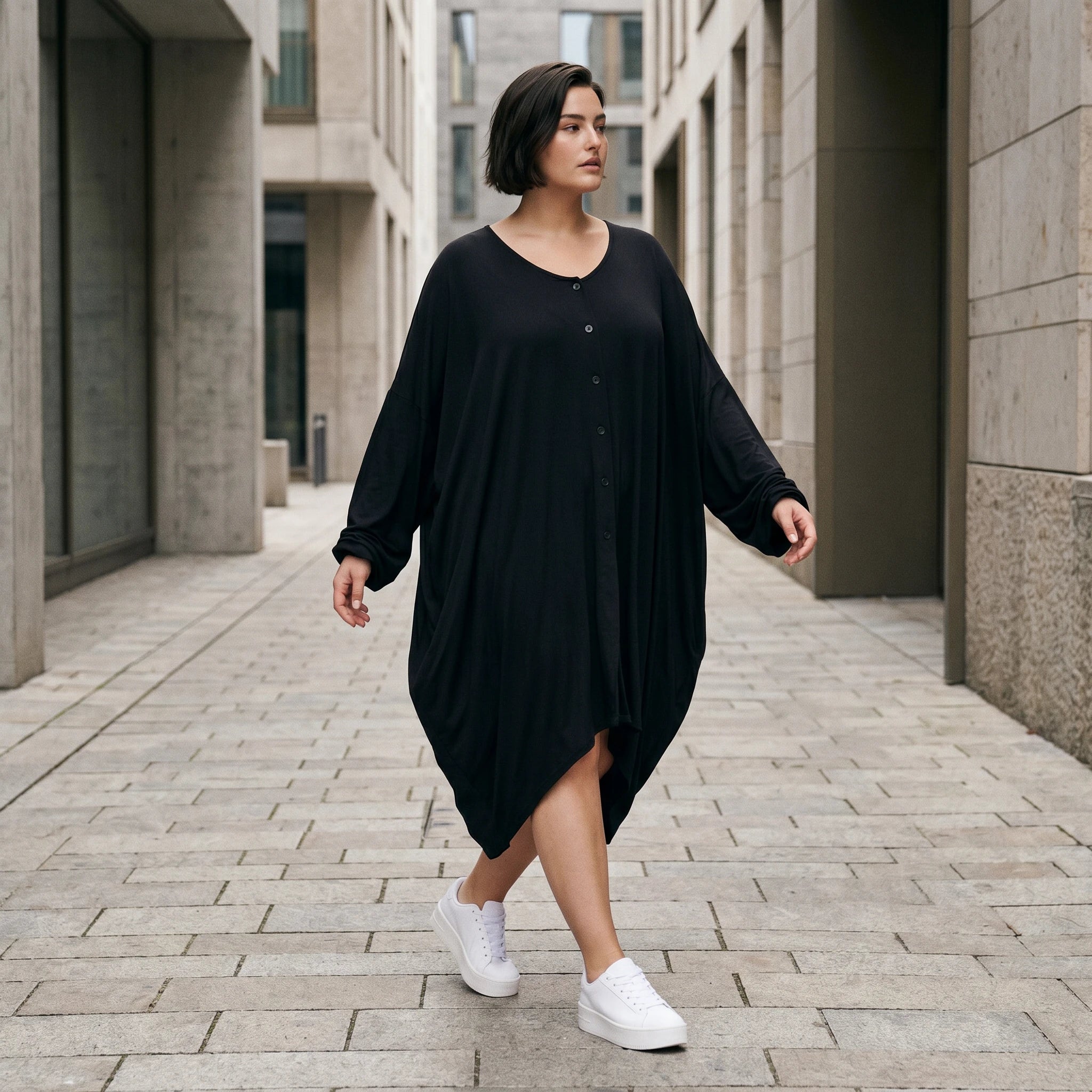 Fließende Ballonjacke aus schwarzem Stretchjersey mit Knopfverschluss und Seitentaschen