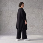 Fließendes Shirt aus Viskose Jersey in Schwarz mit Volantärmeln und A-Linie Silhouette