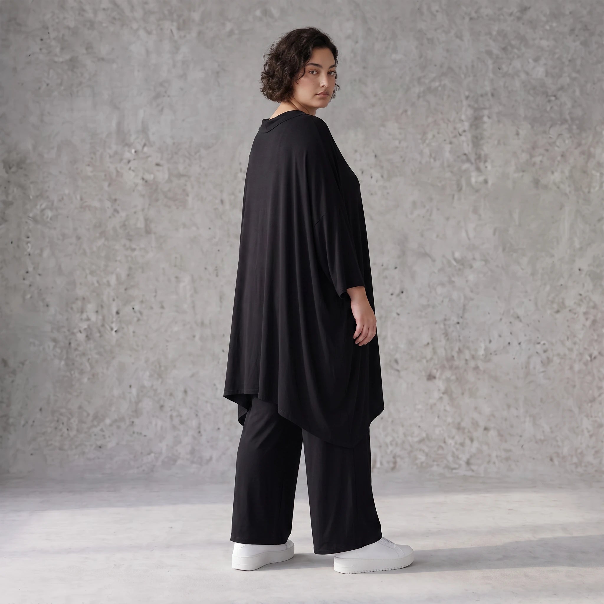 Fließendes Shirt aus Viskose Jersey in Schwarz mit Volantärmeln und A-Linie Silhouette