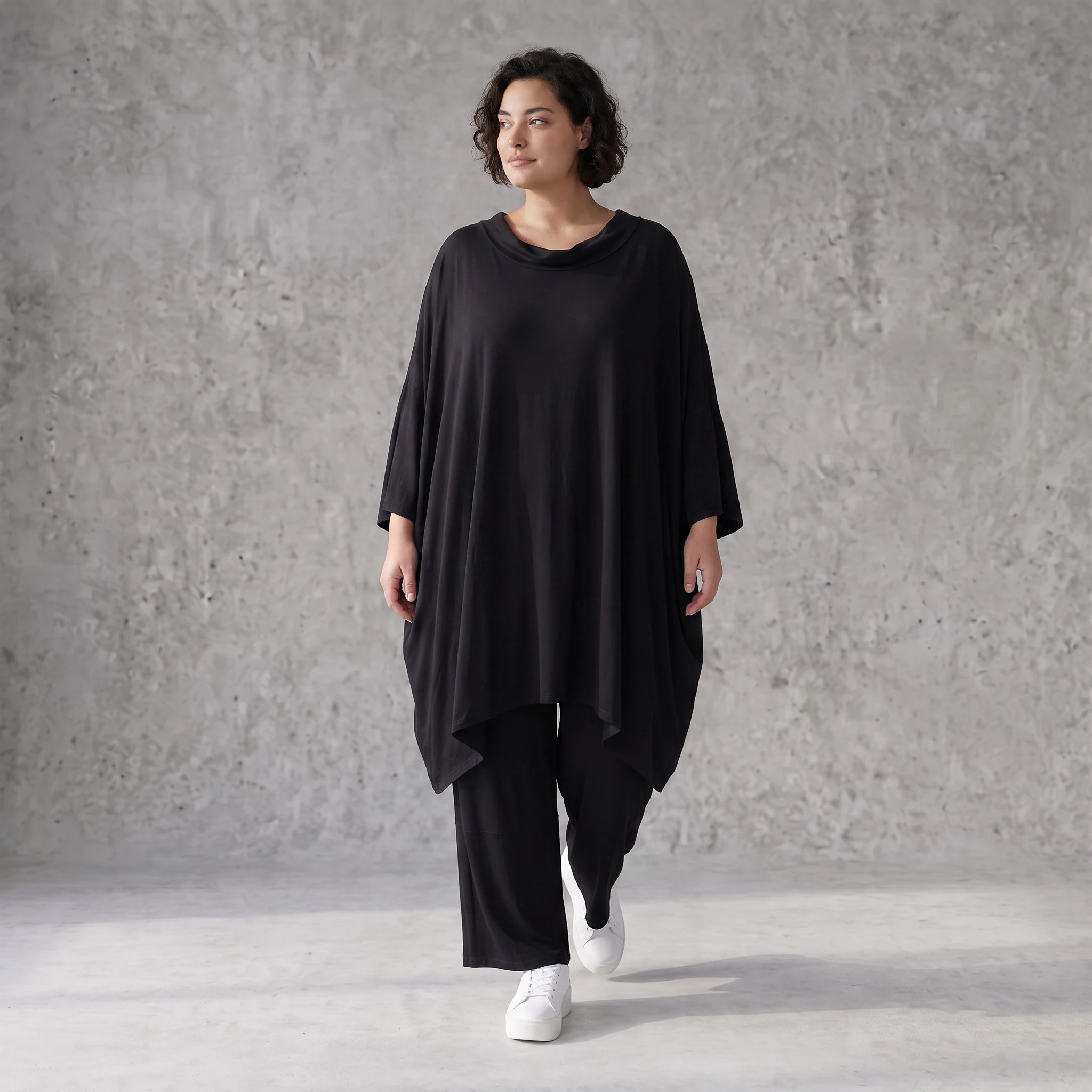 Fließendes Shirt aus Viskose Jersey in Schwarz mit Volantärmeln und A-Linie Silhouette