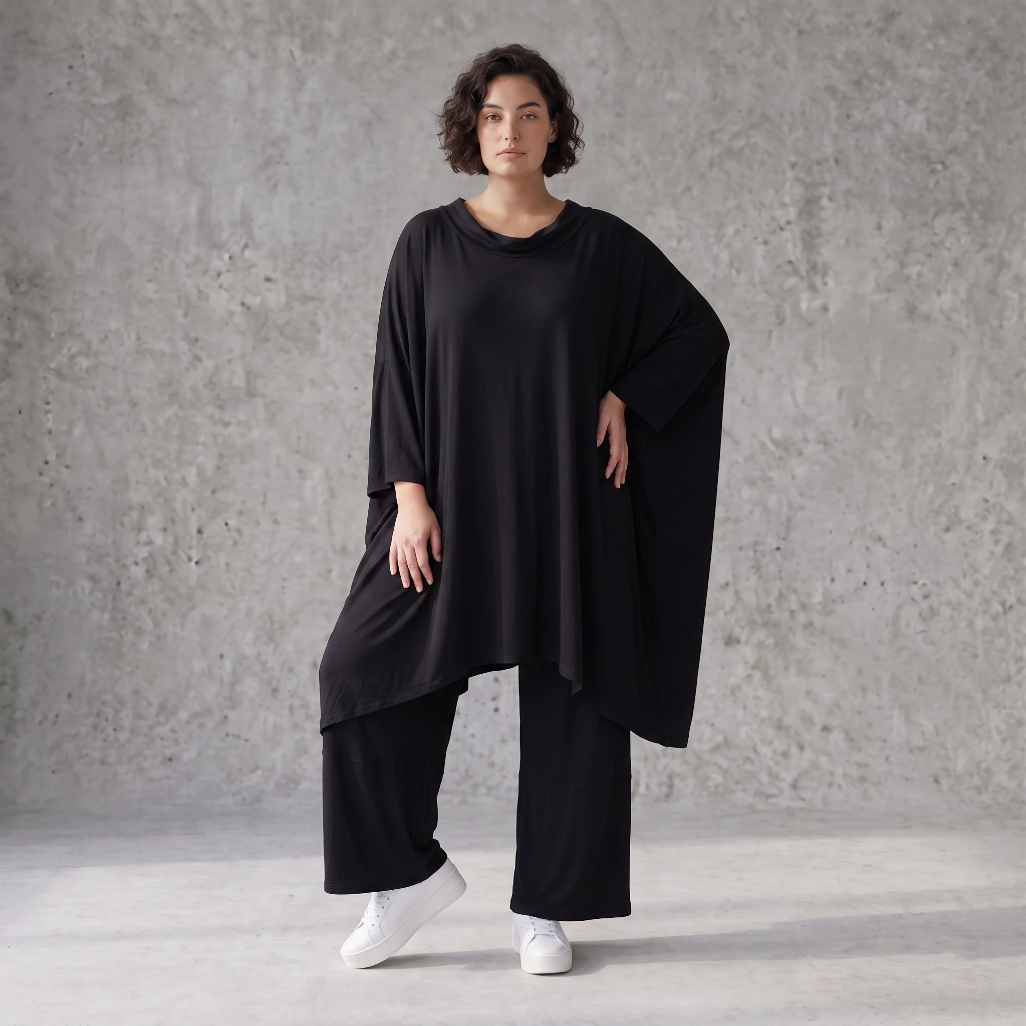 Fließendes Shirt aus Viskose Jersey in Schwarz mit Volantärmeln und A-Linie Silhouette