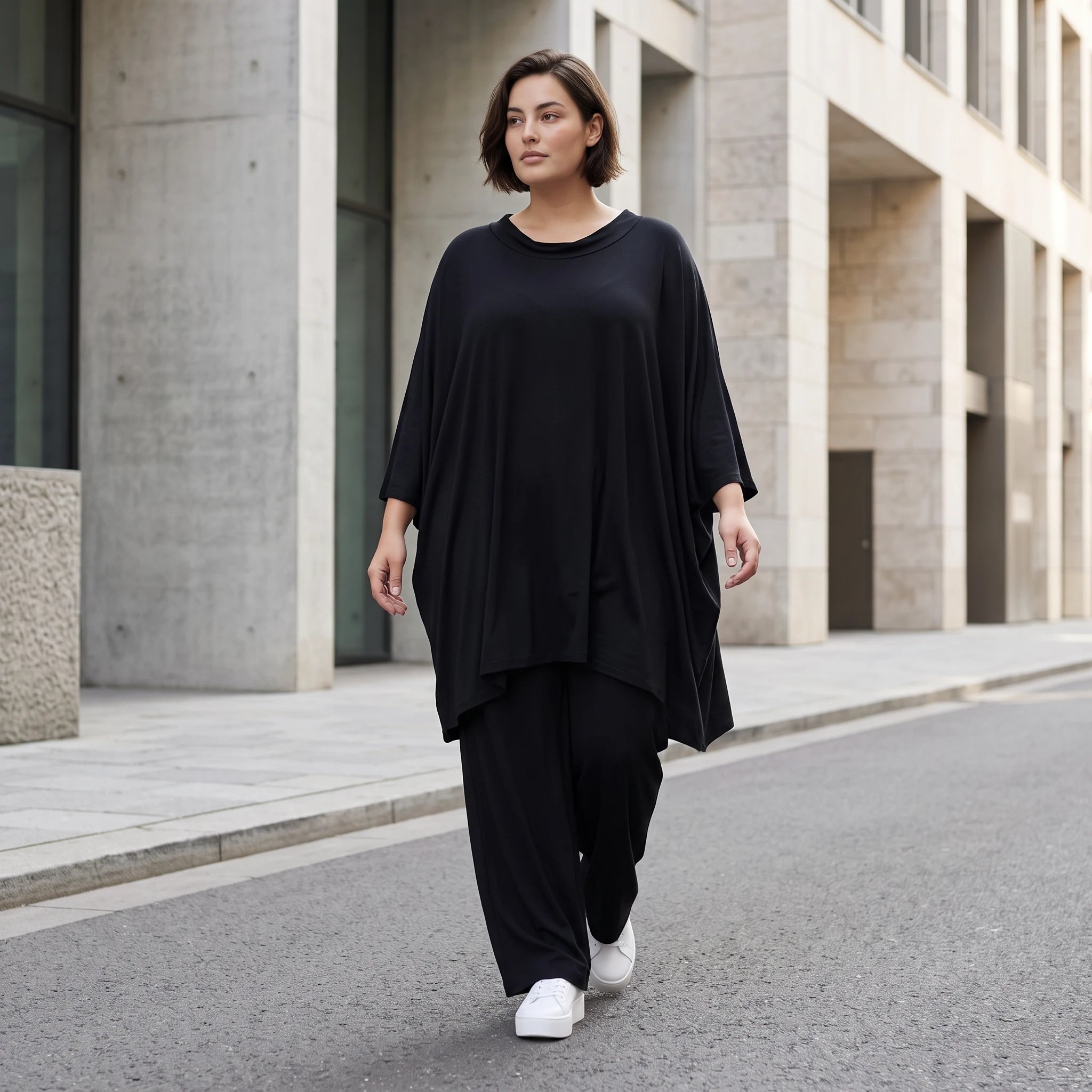 Fließendes Shirt aus Viskose Jersey in Schwarz mit Volantärmeln und A-Linie Silhouette
