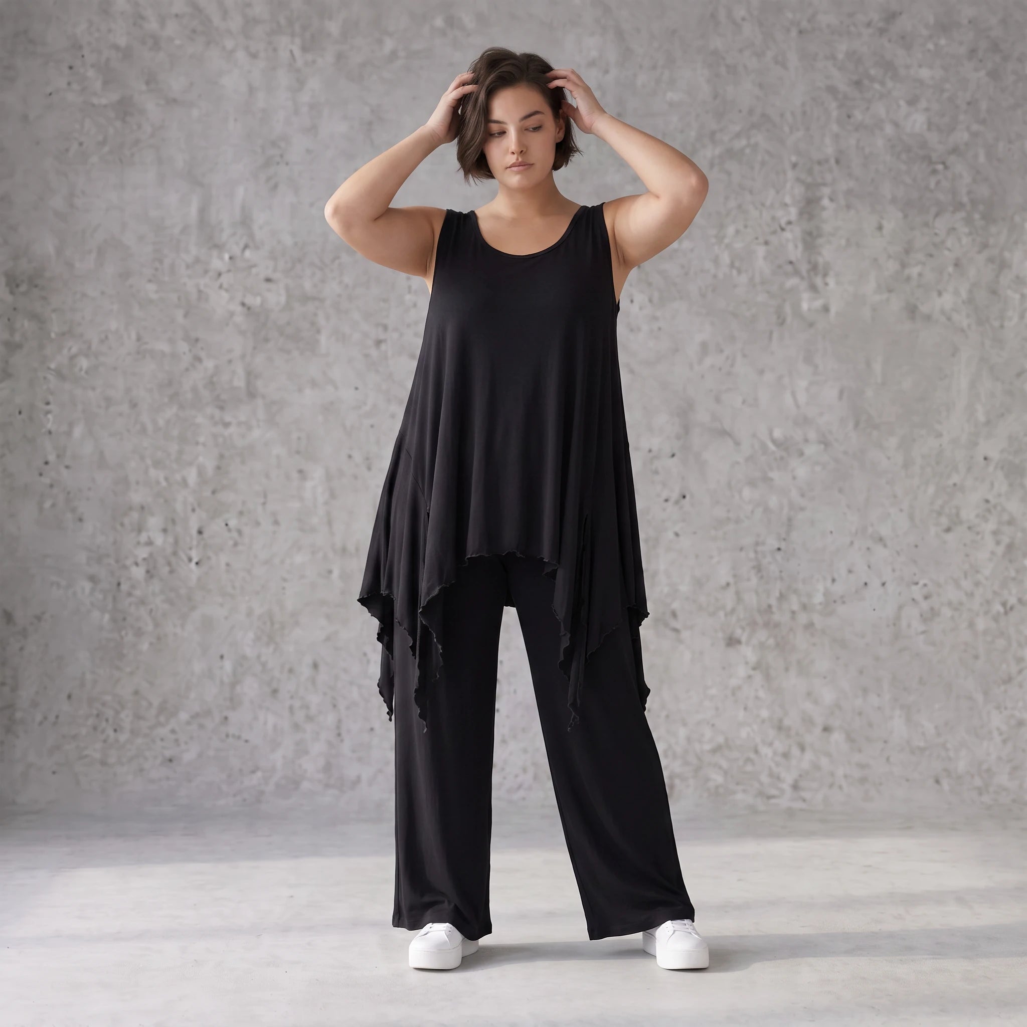 Ärmelloses Zipfeltop aus weichem schwarzem Viskose Stretch Jersey mit Rundhalsausschnitt