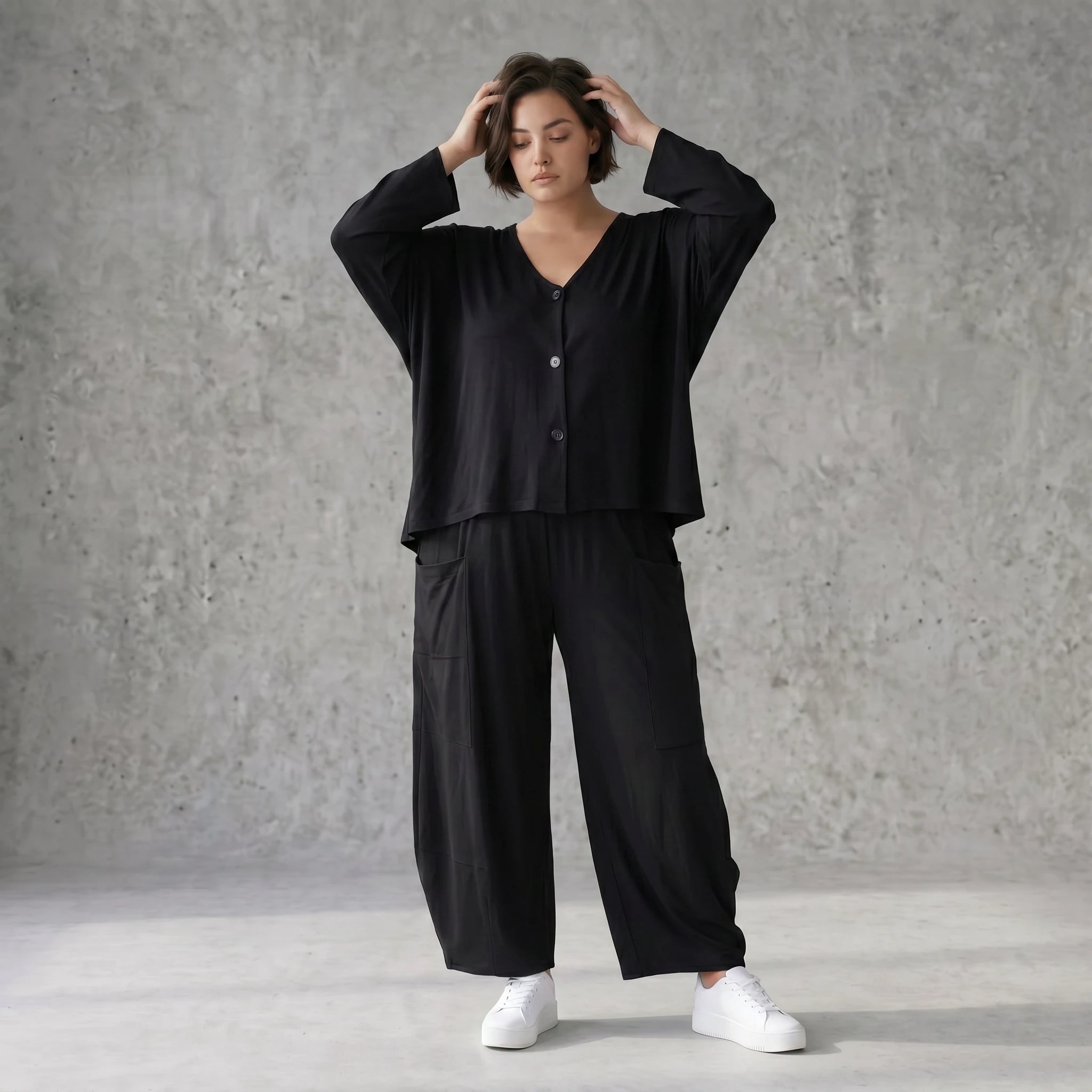 Ballonhose aus weichem Viskose Jersey in tiefem Schwarz mit elastischem Bund und Taschen