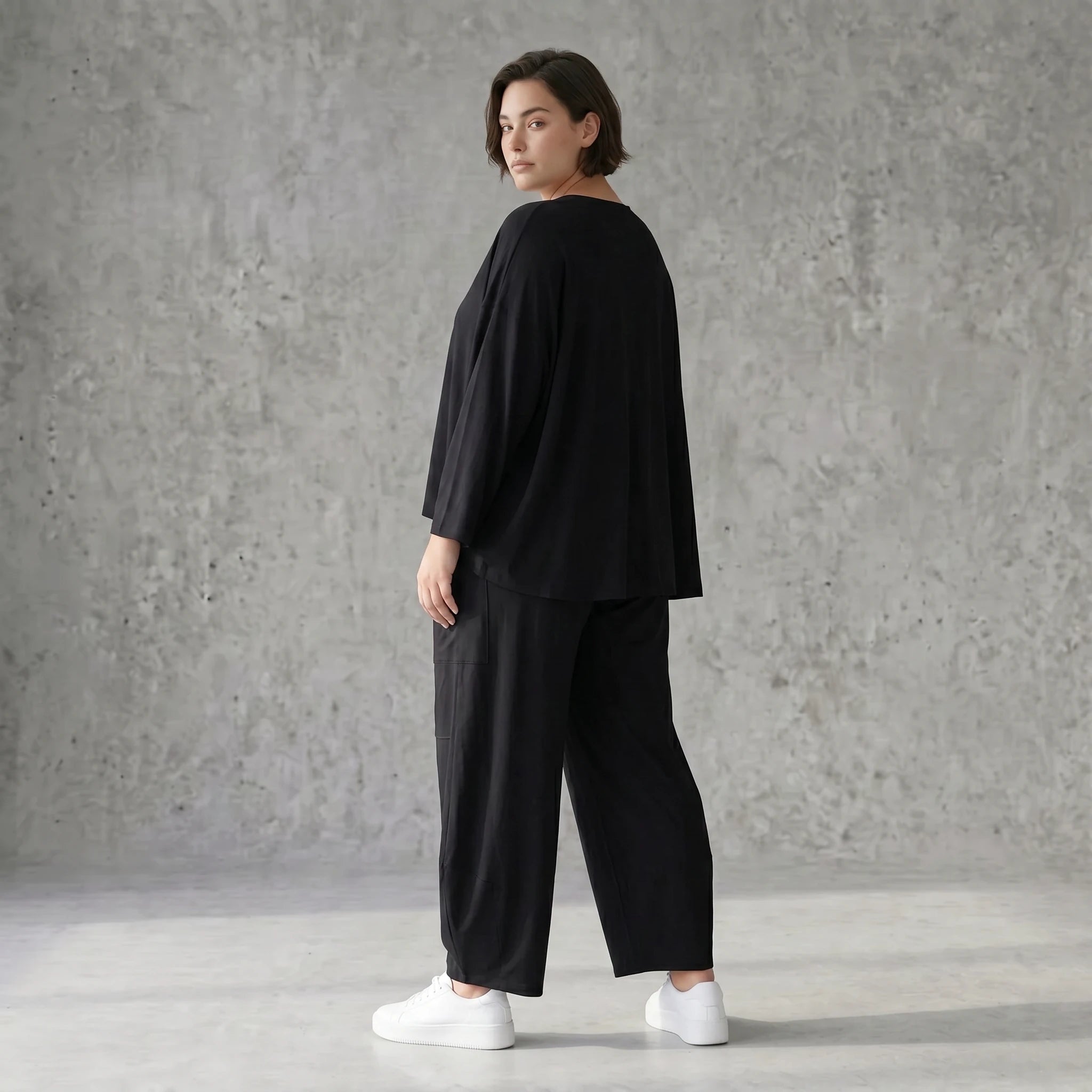 Ballonhose aus weichem Viskose Jersey in tiefem Schwarz mit elastischem Bund und Taschen