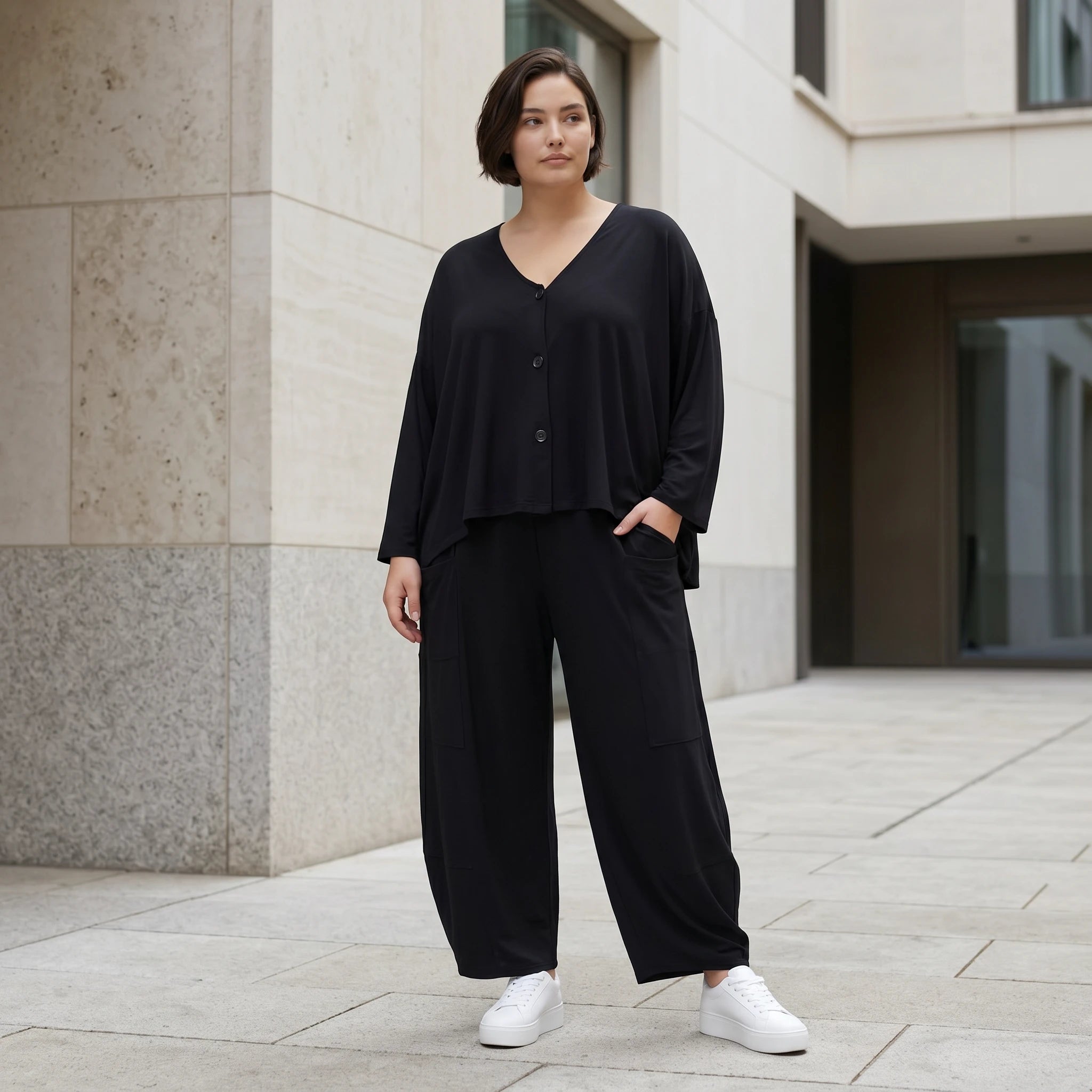 Ballonhose aus weichem Viskose Jersey in tiefem Schwarz mit elastischem Bund und Taschen