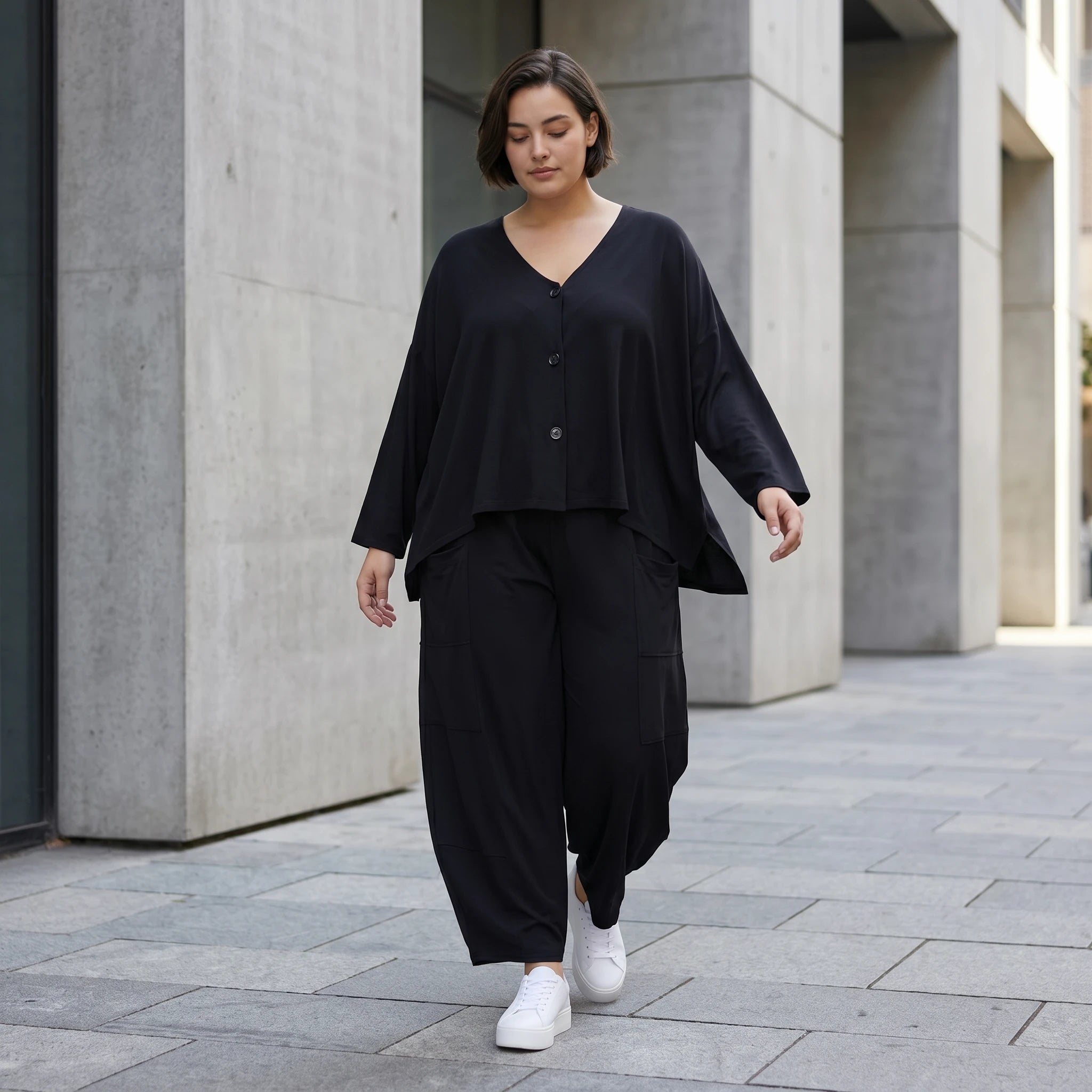Ballonhose aus weichem Viskose Jersey in tiefem Schwarz mit elastischem Bund und Taschen