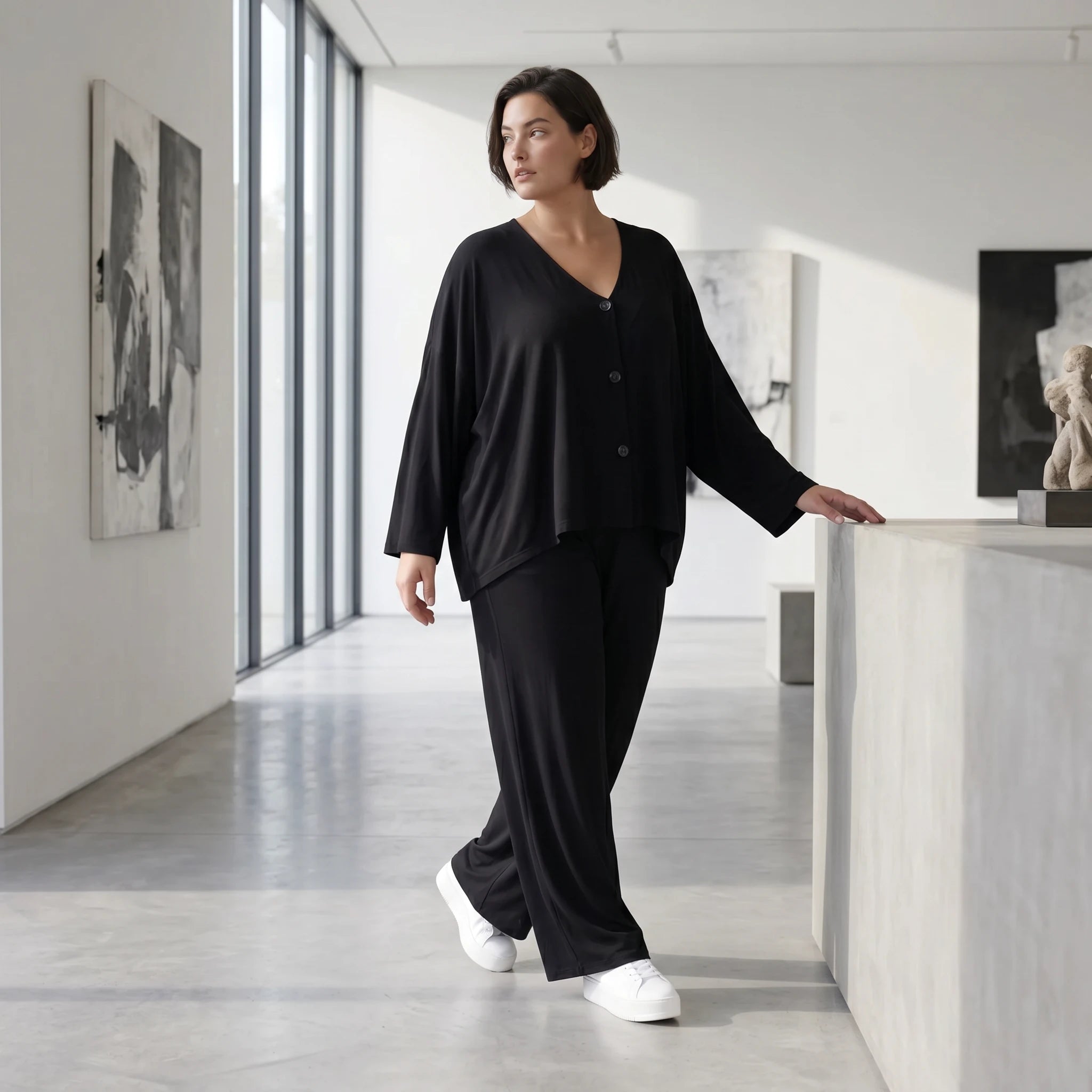 Gerade geschnittene Jerseyhose aus Viskosejersey in tiefem Schwarz mit elastischem Bund