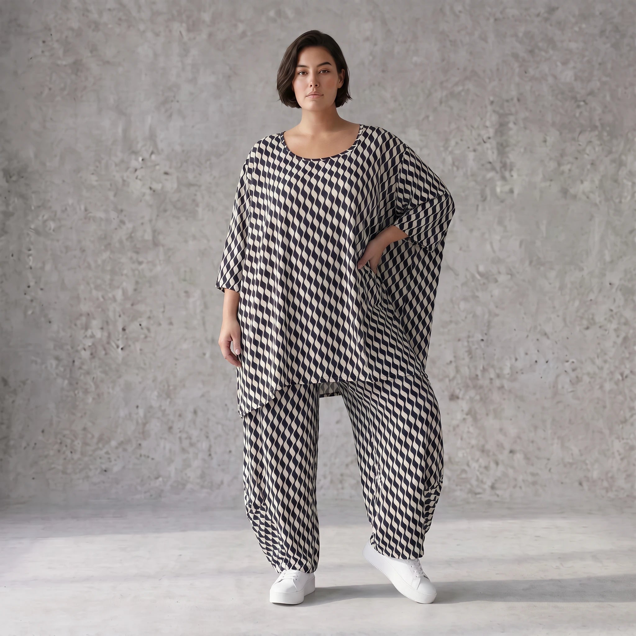 Sommershirt in Leinenoptik mit femininem Dreiviertelarm und Rundhals in Schwarz und Weiß