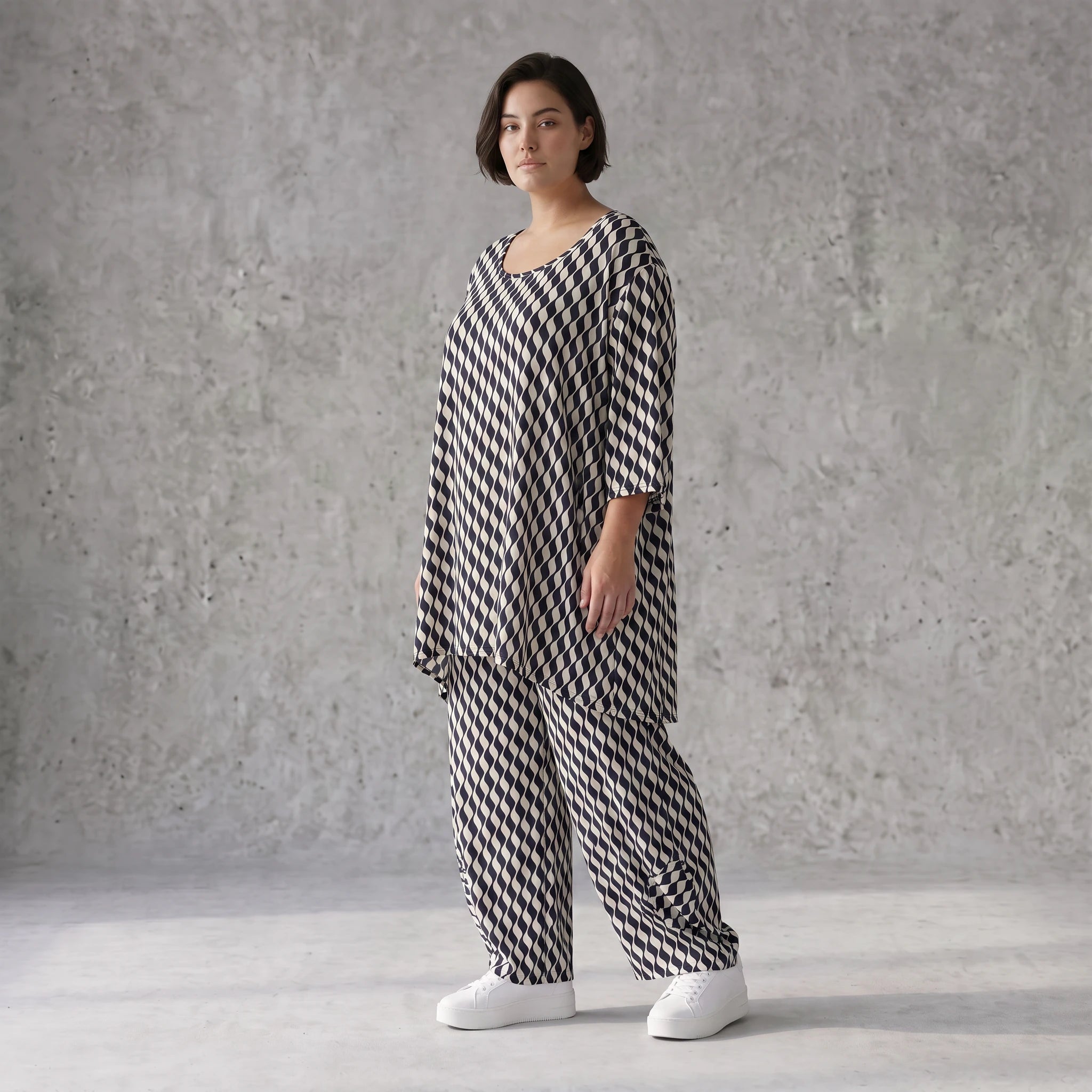 Sommershirt in Leinenoptik mit femininem Dreiviertelarm und Rundhals in Schwarz und Weiß