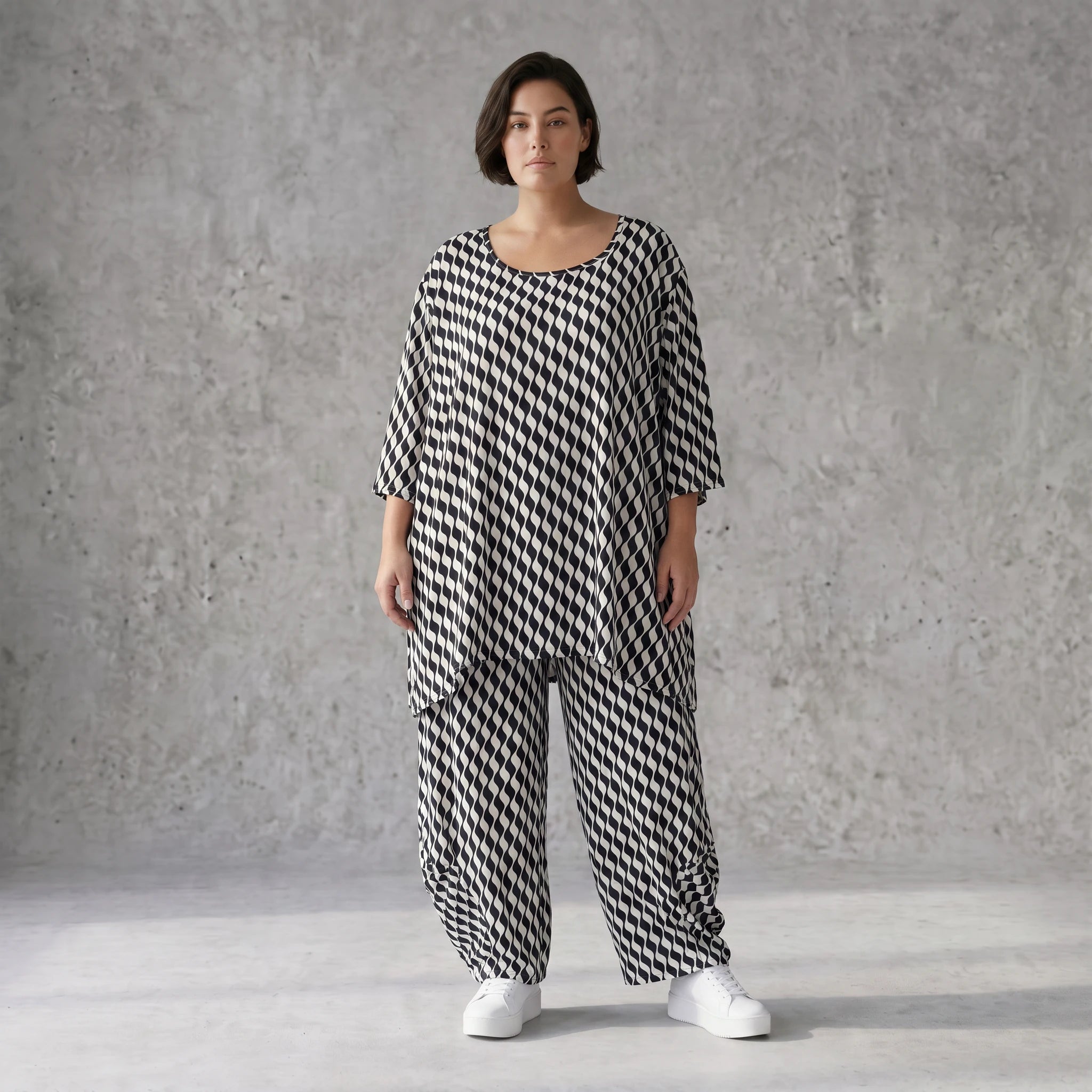 Sommershirt in Leinenoptik mit femininem Dreiviertelarm und Rundhals in Schwarz und Weiß