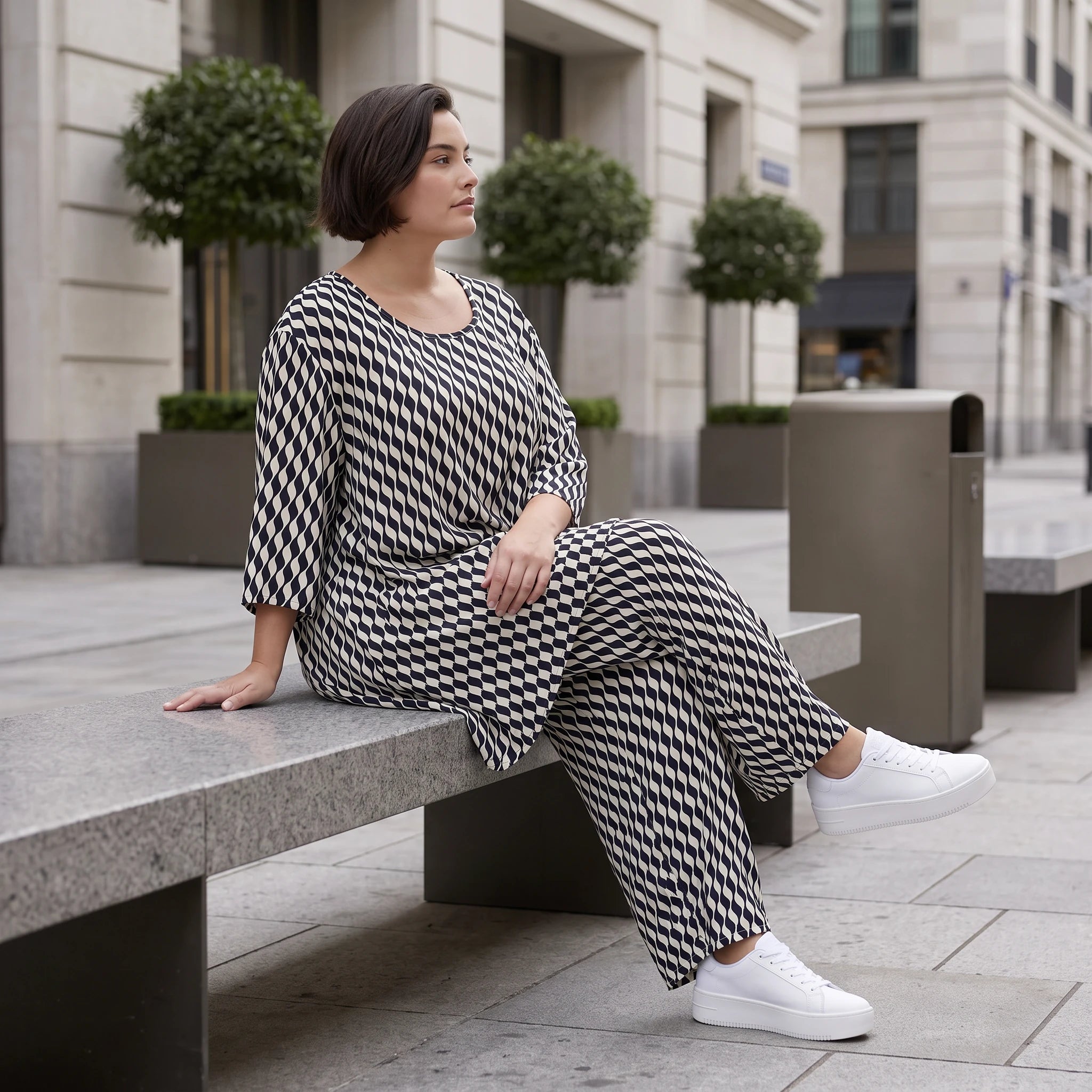 Sommershirt in Leinenoptik mit femininem Dreiviertelarm und Rundhals in Schwarz und Weiß