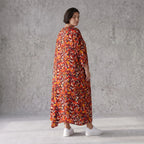 Ballonkleid in Rot und Schwarz aus weichem Popeline mit spitzem Saum und Dreiviertelarm