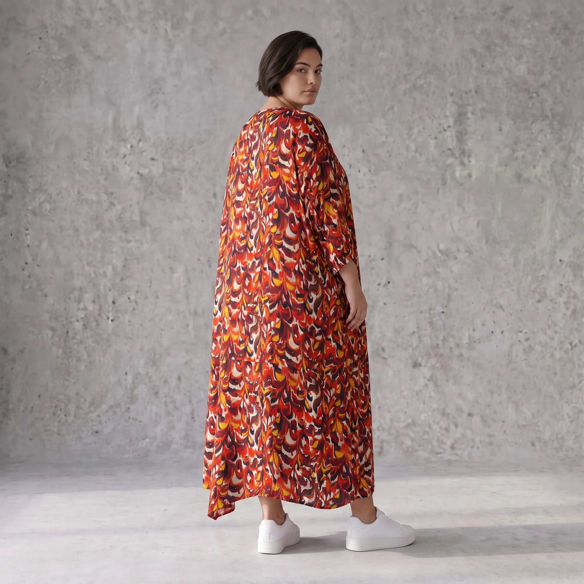 Ballonkleid in Rot und Schwarz aus weichem Popeline mit spitzem Saum und Dreiviertelarm