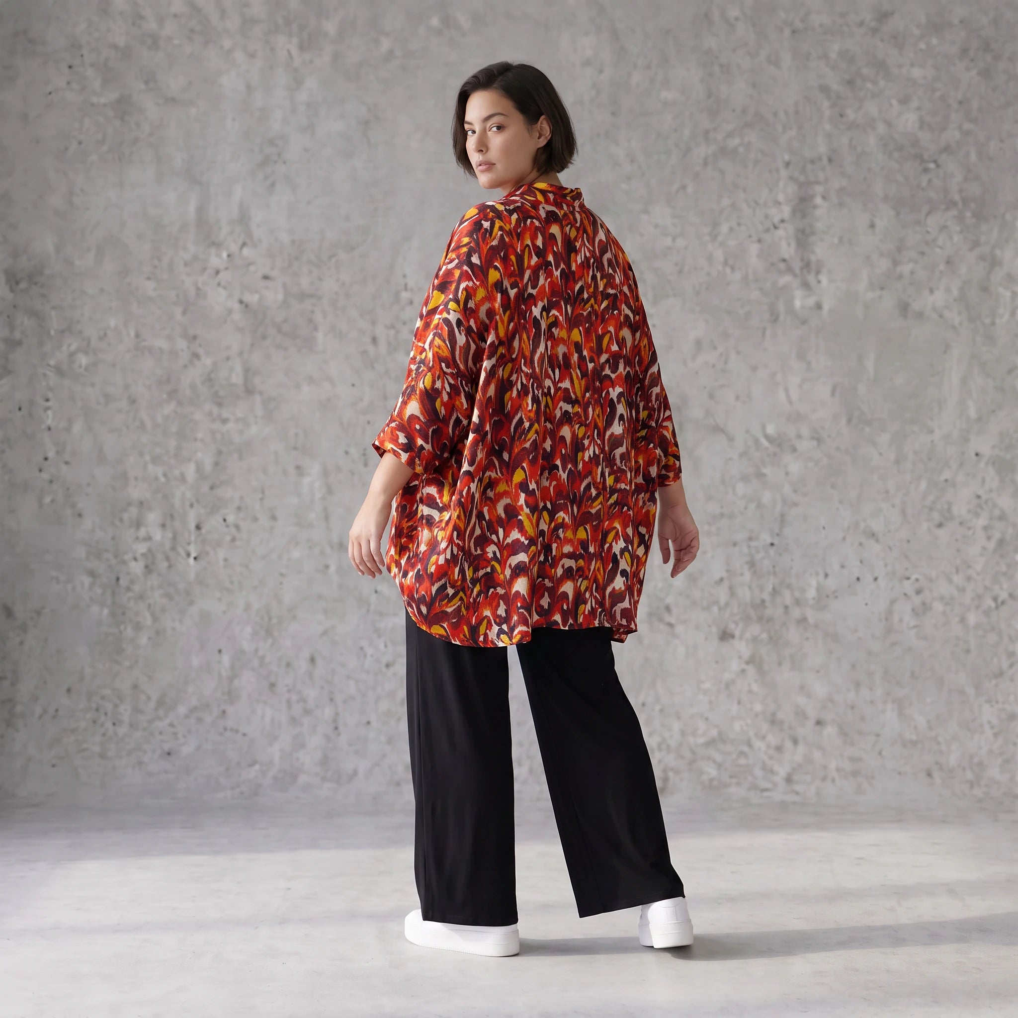 Sommerliche Popelinebluse mit Hemdkragen in Rot und Schwarz für einen eleganten Auftritt