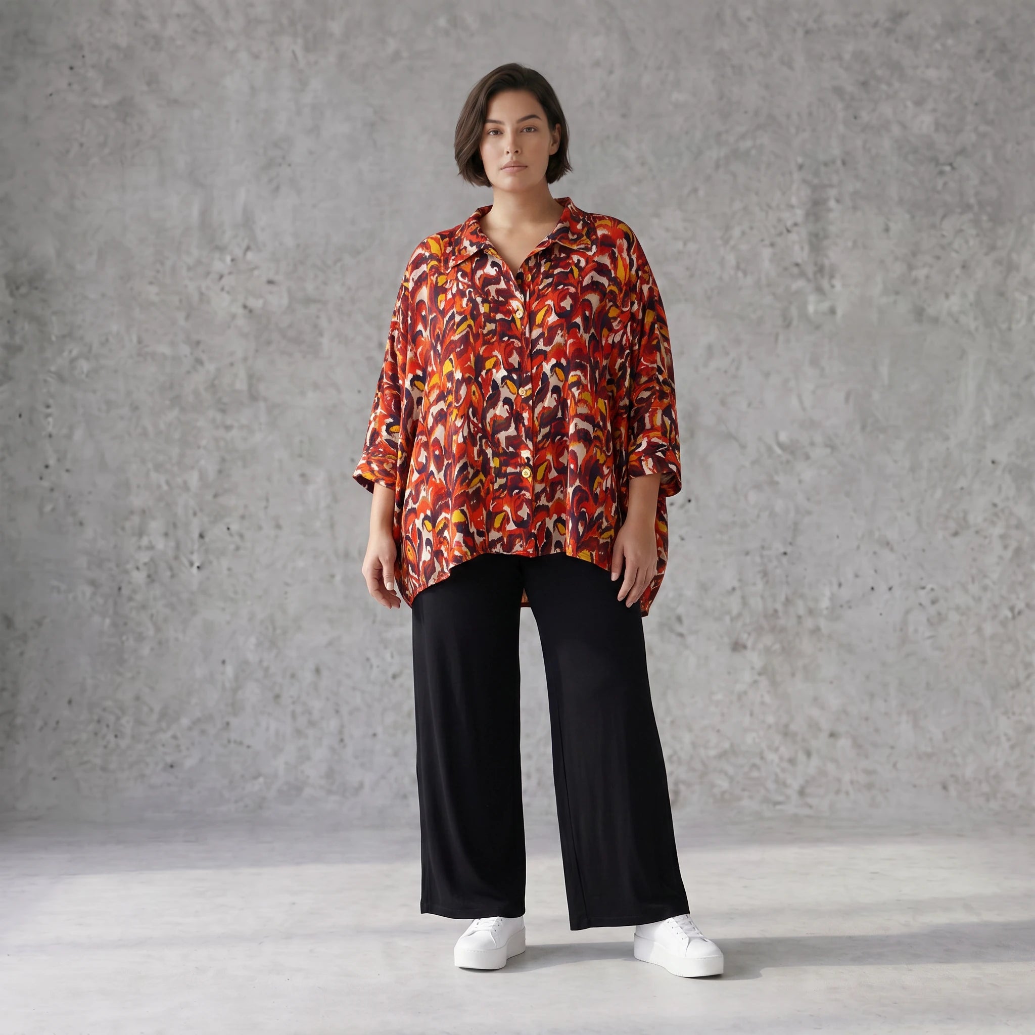 Sommerliche Popelinebluse mit Hemdkragen in Rot und Schwarz für einen eleganten Auftritt