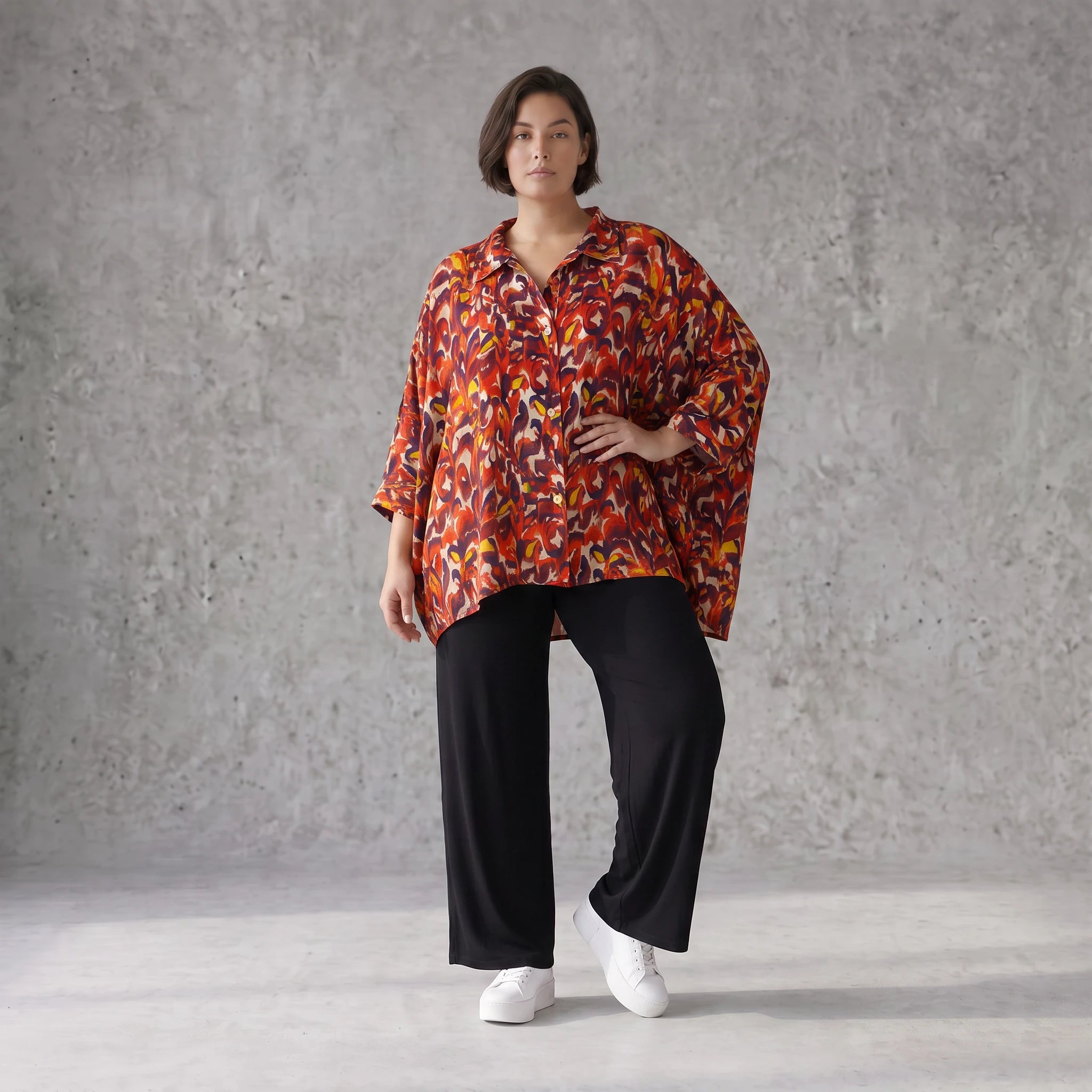 Sommerliche Popelinebluse mit Hemdkragen in Rot und Schwarz für einen eleganten Auftritt