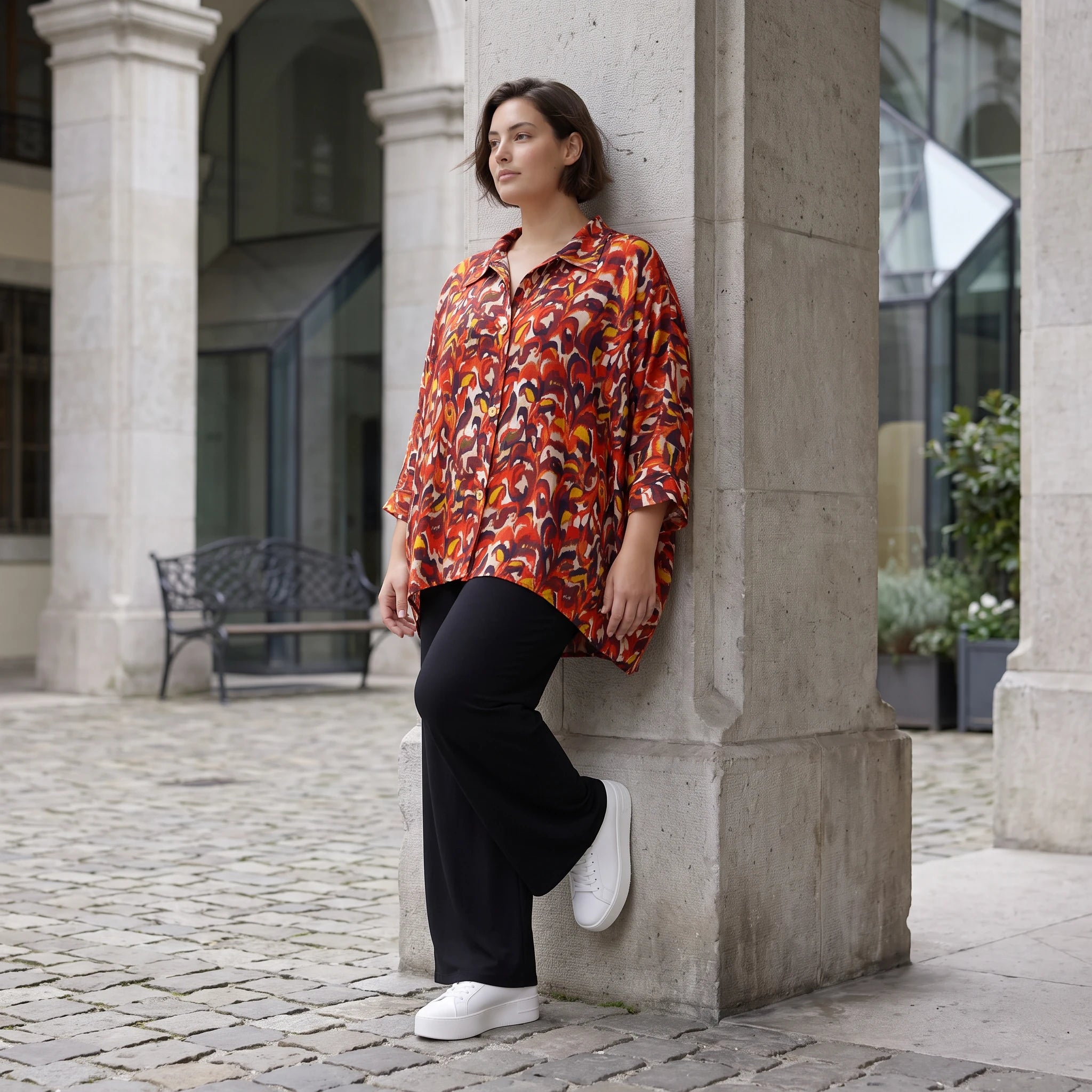 Sommerliche Popelinebluse mit Hemdkragen in Rot und Schwarz für einen eleganten Auftritt