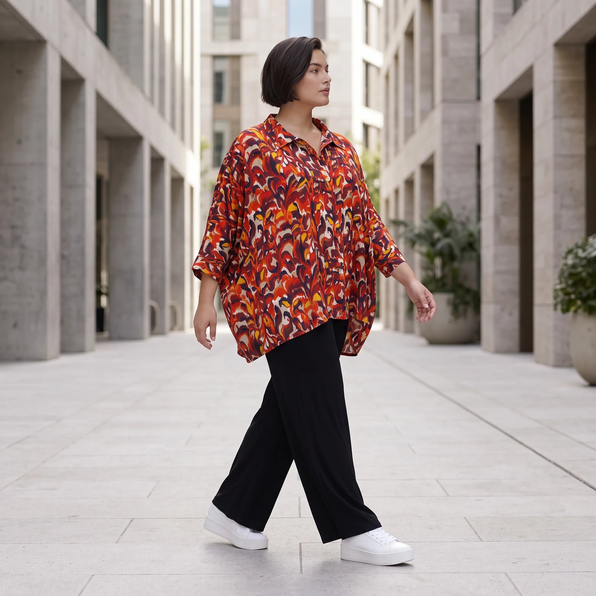 Sommerliche Popelinebluse mit Hemdkragen in Rot und Schwarz für einen eleganten Auftritt