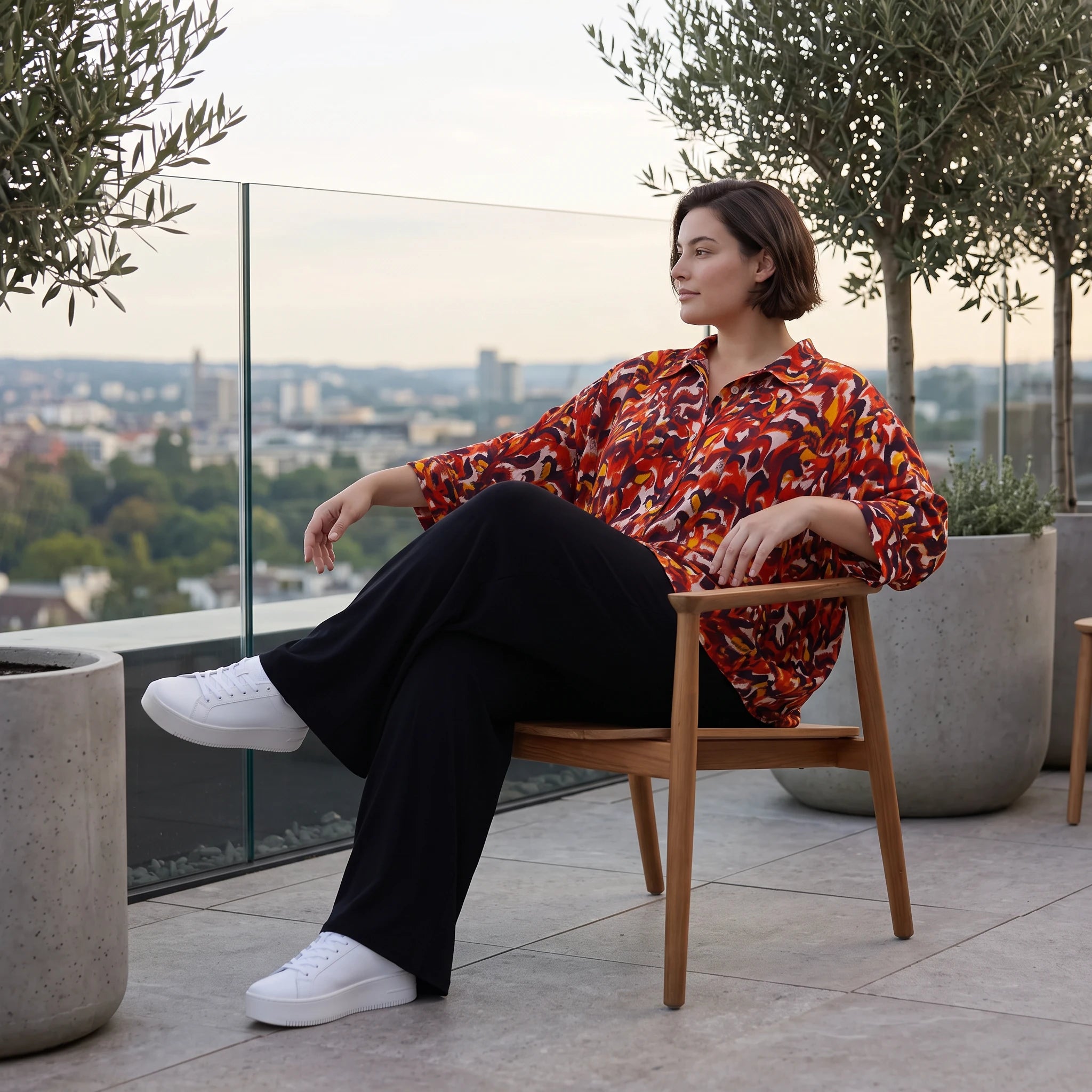 Sommerliche Popelinebluse mit Hemdkragen in Rot und Schwarz für einen eleganten Auftritt