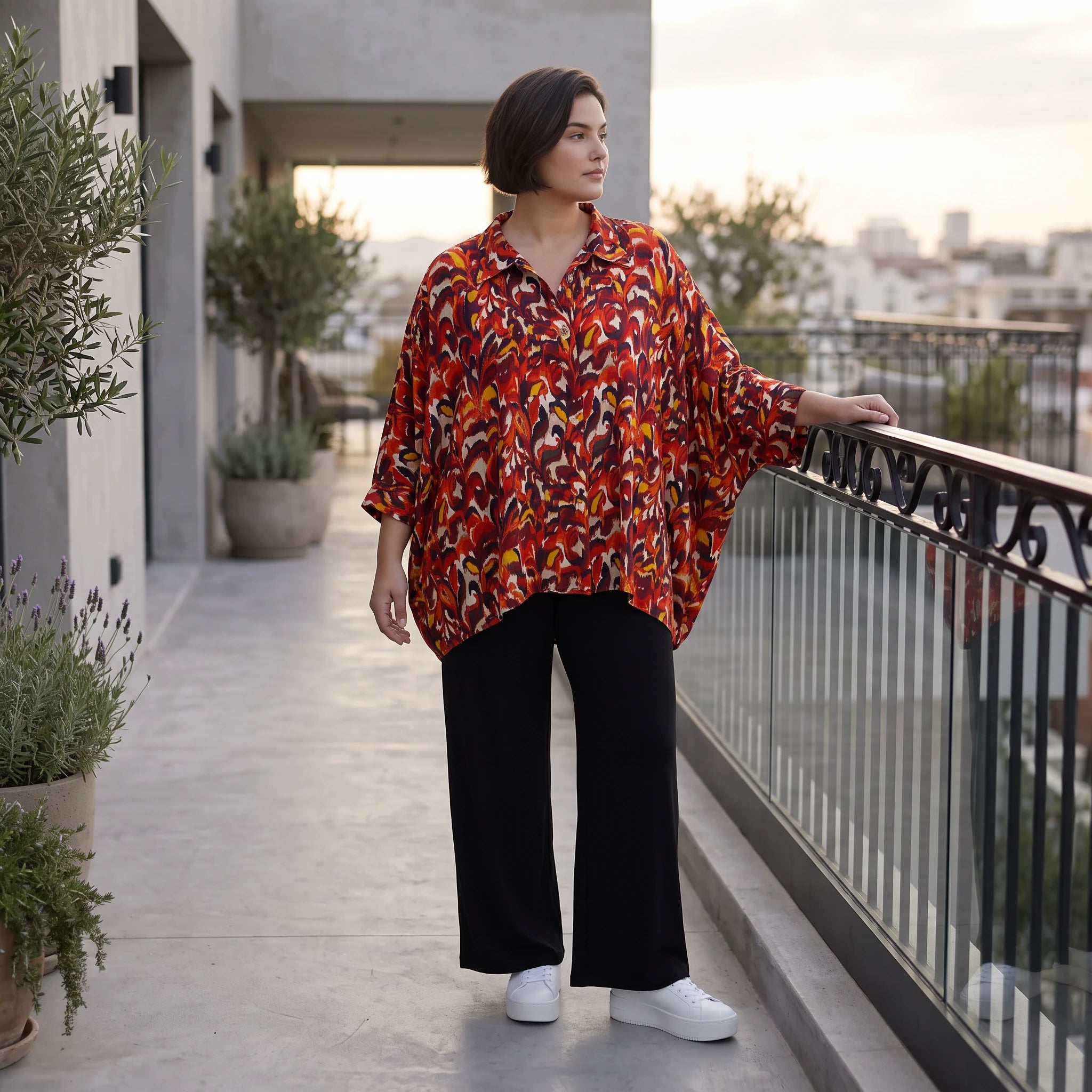 Sommerliche Popelinebluse mit Hemdkragen in Rot und Schwarz für einen eleganten Auftritt