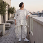 Mousseline Shirt in Weiß und Schwarz mit femininer A-Linie 3/4-Arm und Rundhalsausschnitt