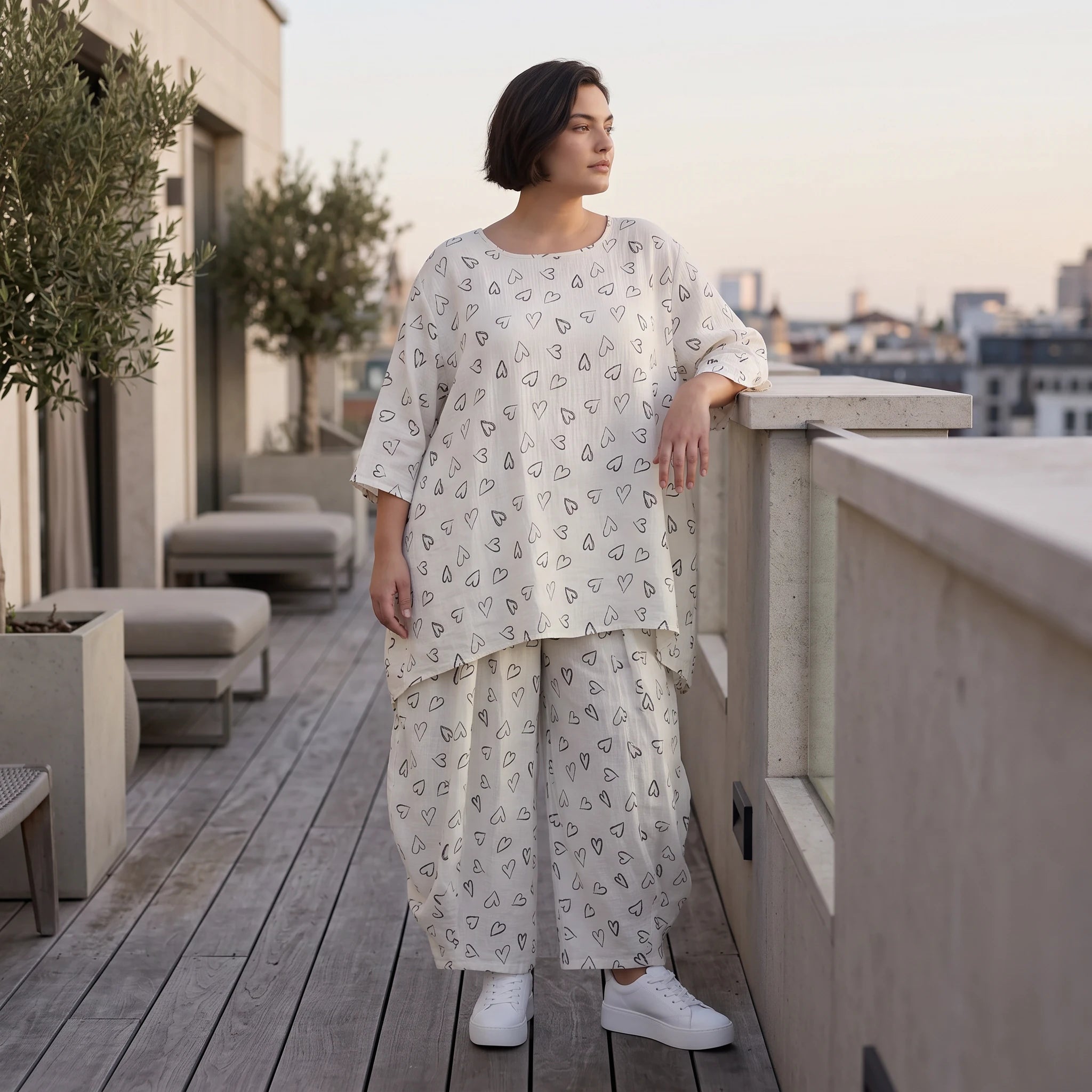 Mousseline Shirt in Weiß und Schwarz mit femininer A-Linie 3/4-Arm und Rundhalsausschnitt